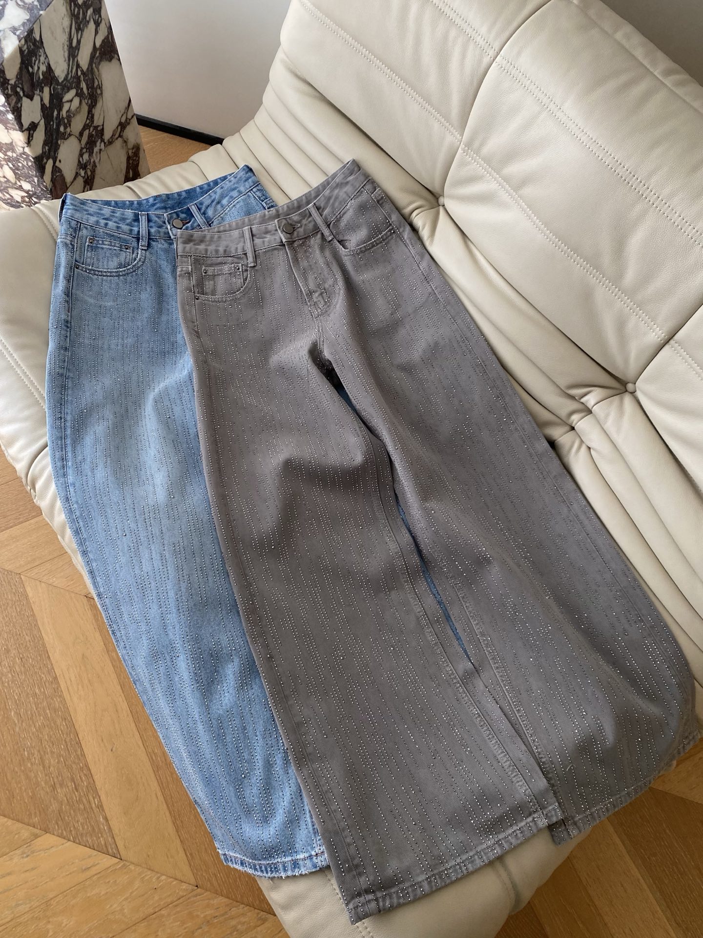 26SS 早春带细闪牛仔裤 浅蓝水洗调调自带复古滤镜 满布的细闪钻悄悄发光 高腰剪裁还能狠狠修饰身材比例