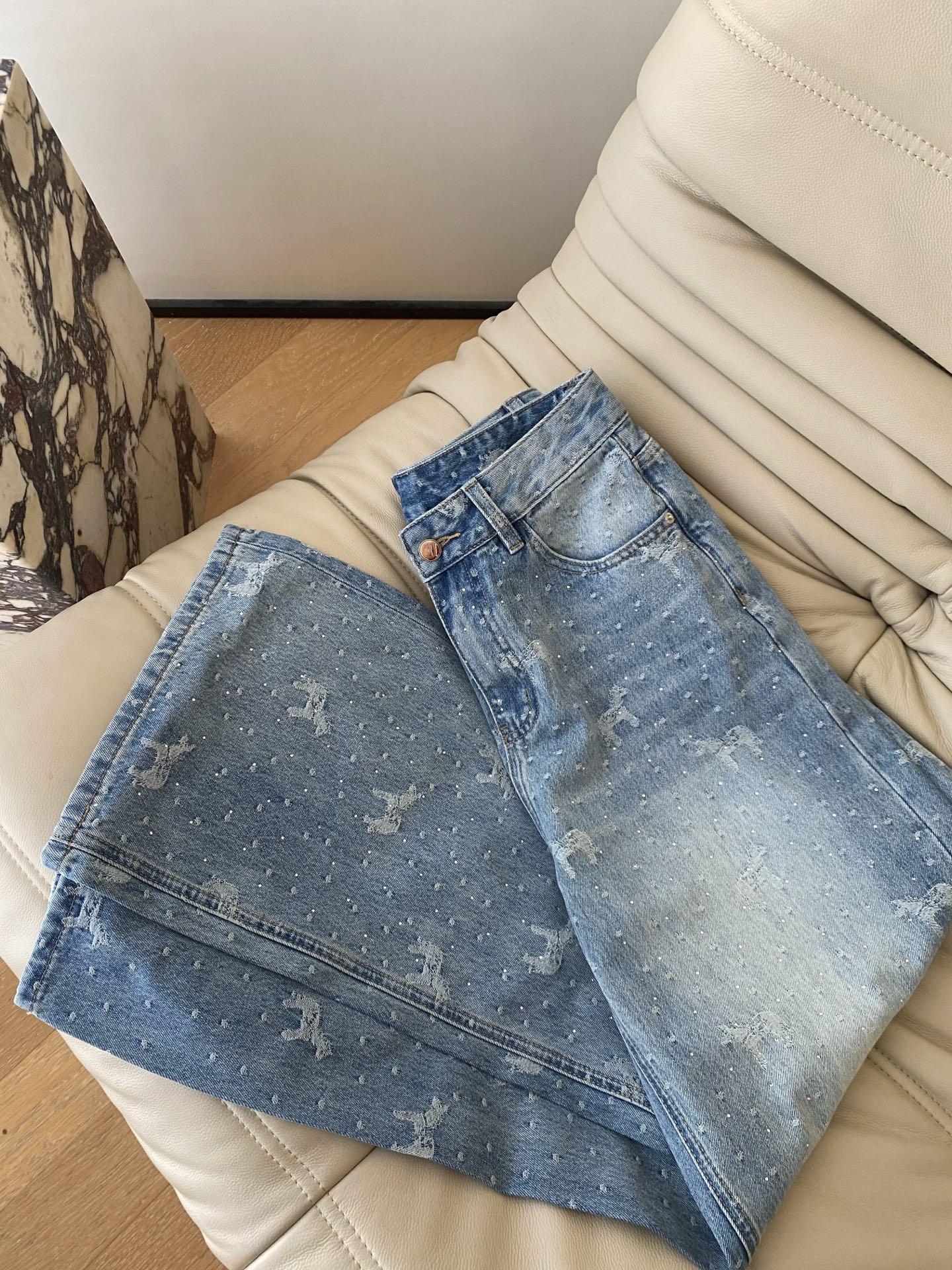 26SS 早春新款牛仔裤 做旧水洗工艺呈现渐变蓝调 裤身满铺小钻 定制编织小马图案细节满满 高腰阔腿的剪