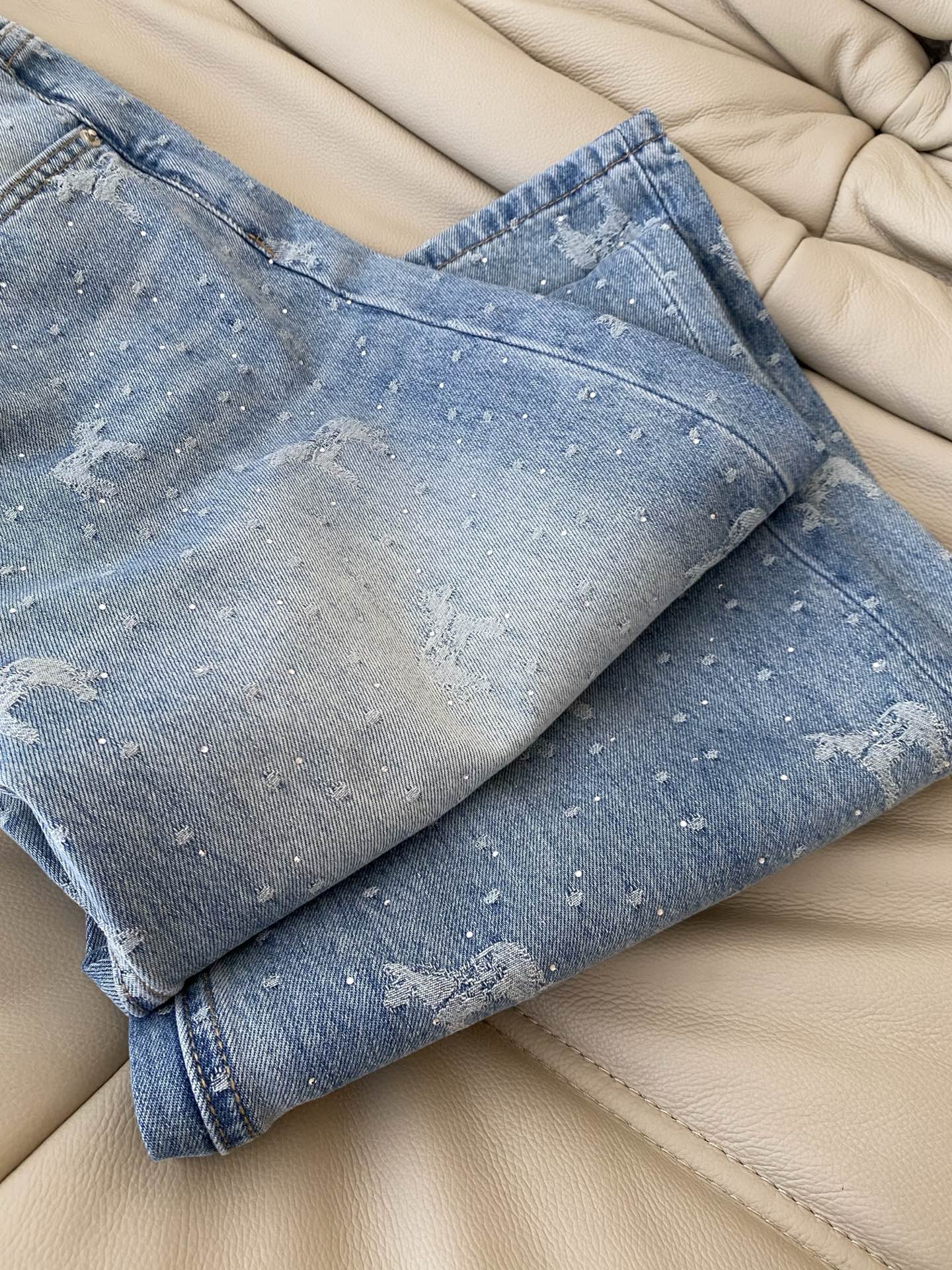 26SS 早春新款牛仔裤 做旧水洗工艺呈现渐变蓝调 裤身满铺小钻 定制编织小马图案细节满满 高腰阔腿的剪
