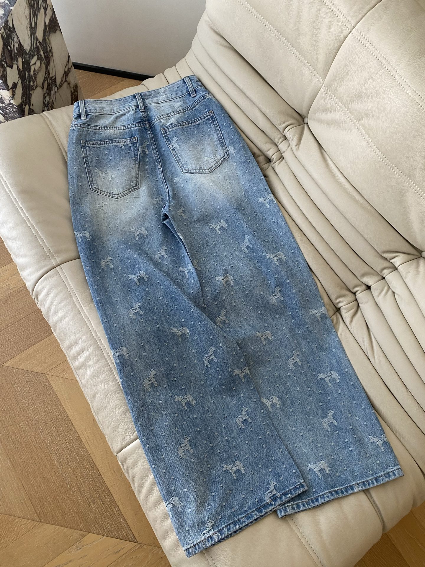 26SS 早春新款牛仔裤 做旧水洗工艺呈现渐变蓝调 裤身满铺小钻 定制编织小马图案细节满满 高腰阔腿的剪