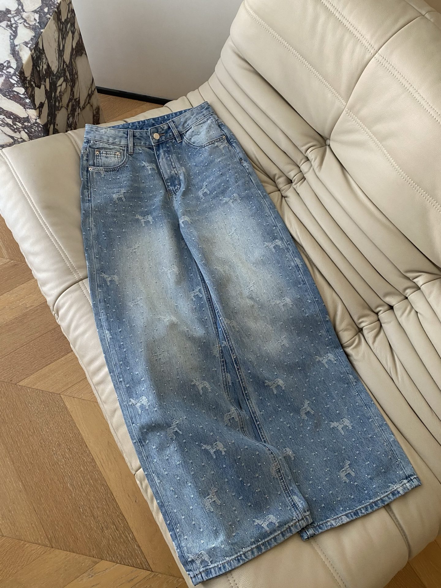 26SS 早春新款牛仔裤 做旧水洗工艺呈现渐变蓝调 裤身满铺小钻 定制编织小马图案细节满满 高腰阔腿的剪