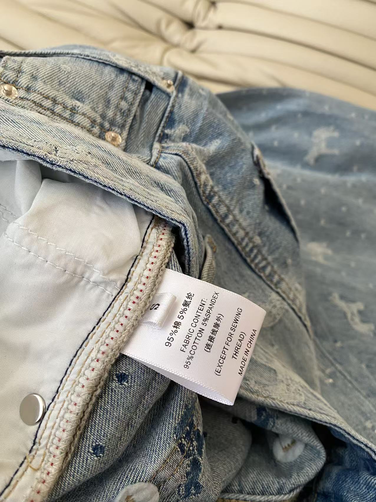 26SS 早春新款牛仔裤 做旧水洗工艺呈现渐变蓝调 裤身满铺小钻 定制编织小马图案细节满满 高腰阔腿的剪