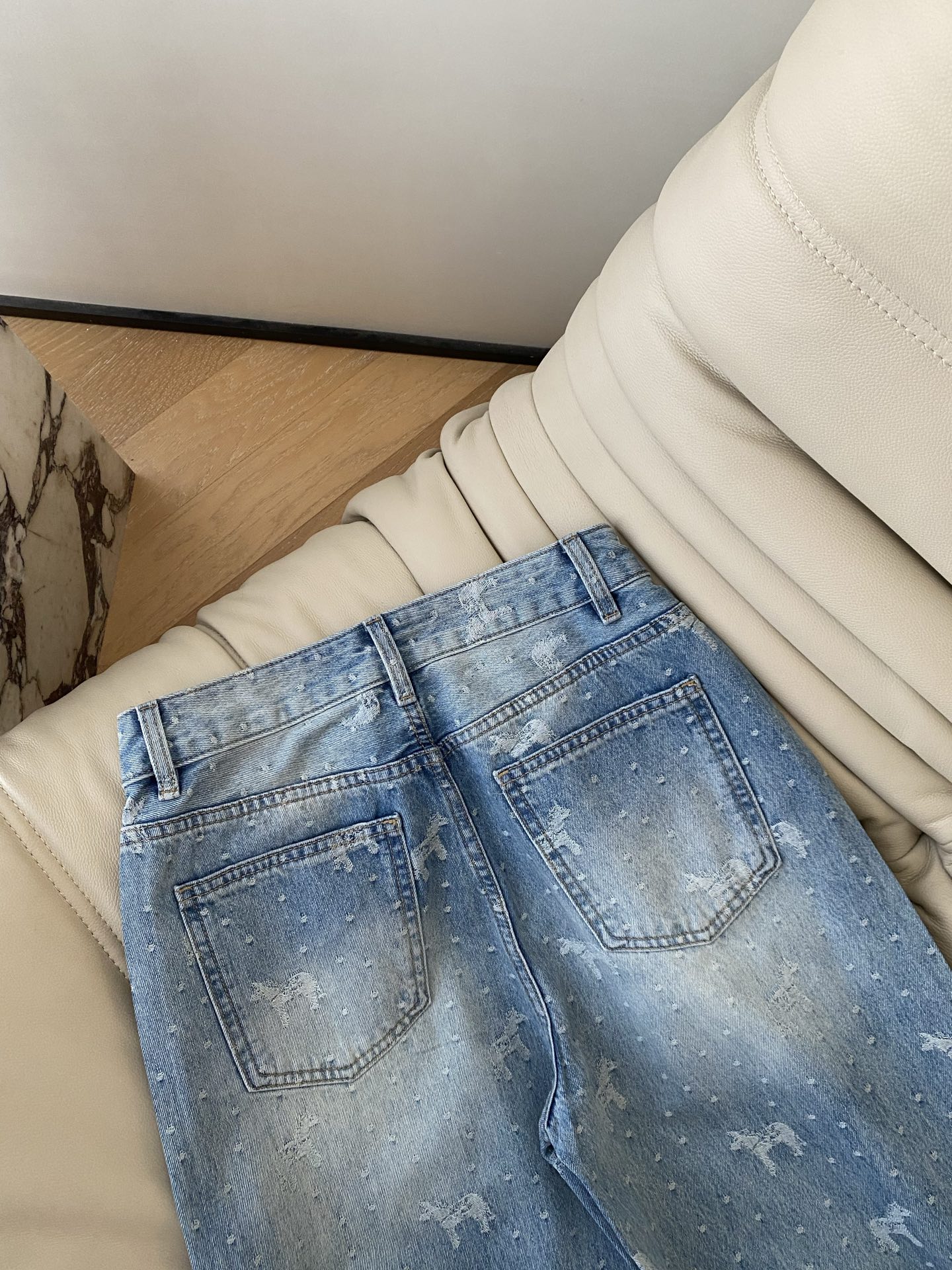26SS 早春新款牛仔裤 做旧水洗工艺呈现渐变蓝调 裤身满铺小钻 定制编织小马图案细节满满 高腰阔腿的剪