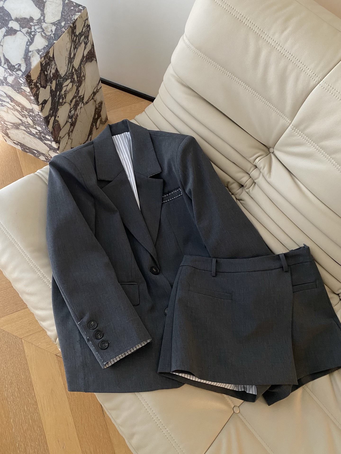 26SS 元气满满的少女感西服套装被这套西装的细节狠狠戳中了 明线装饰勾勒出利落线条 袖口的纽扣和内衬的