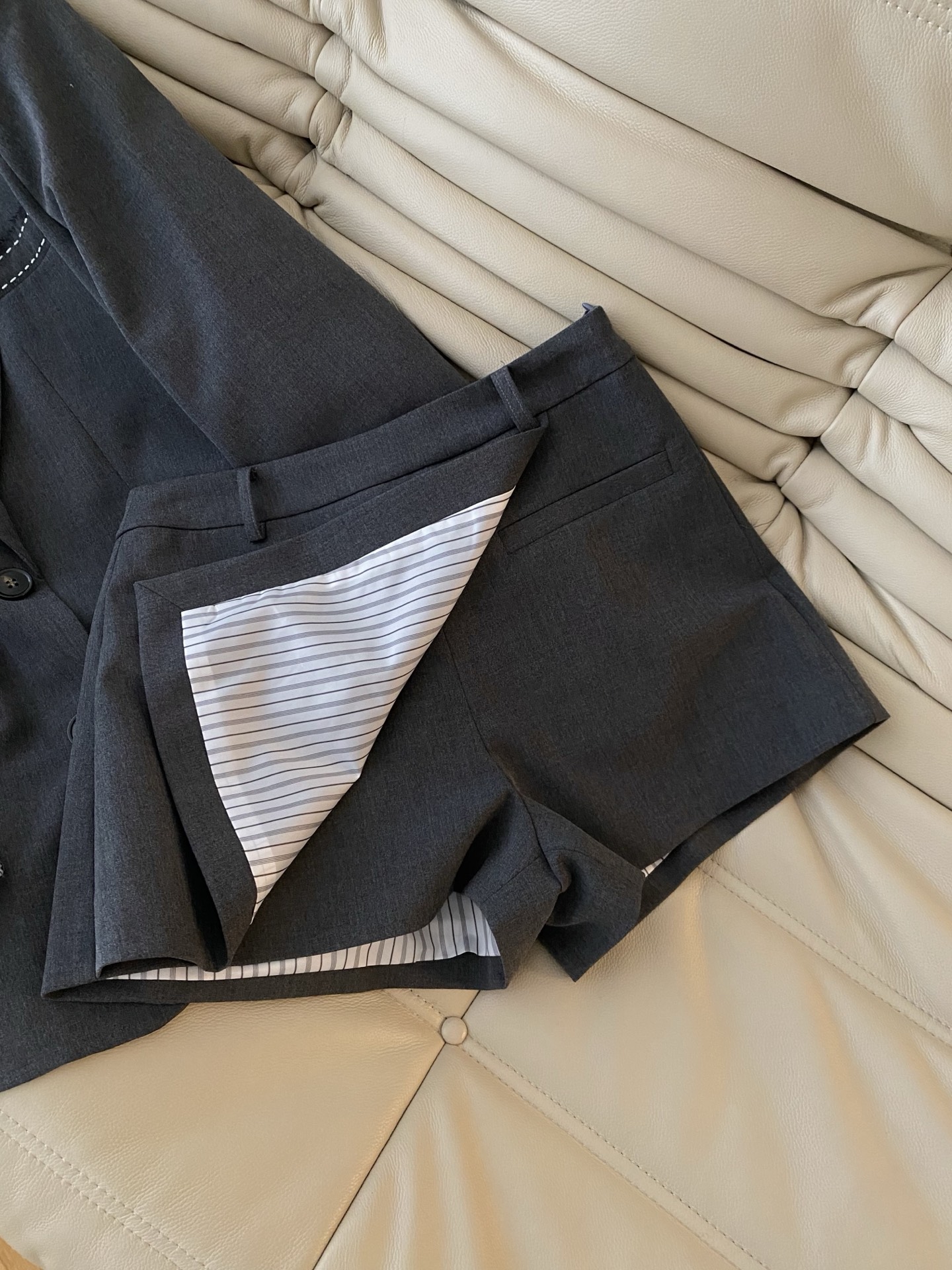 26SS 元气满满的少女感西服套装被这套西装的细节狠狠戳中了 明线装饰勾勒出利落线条 袖口的纽扣和内衬的