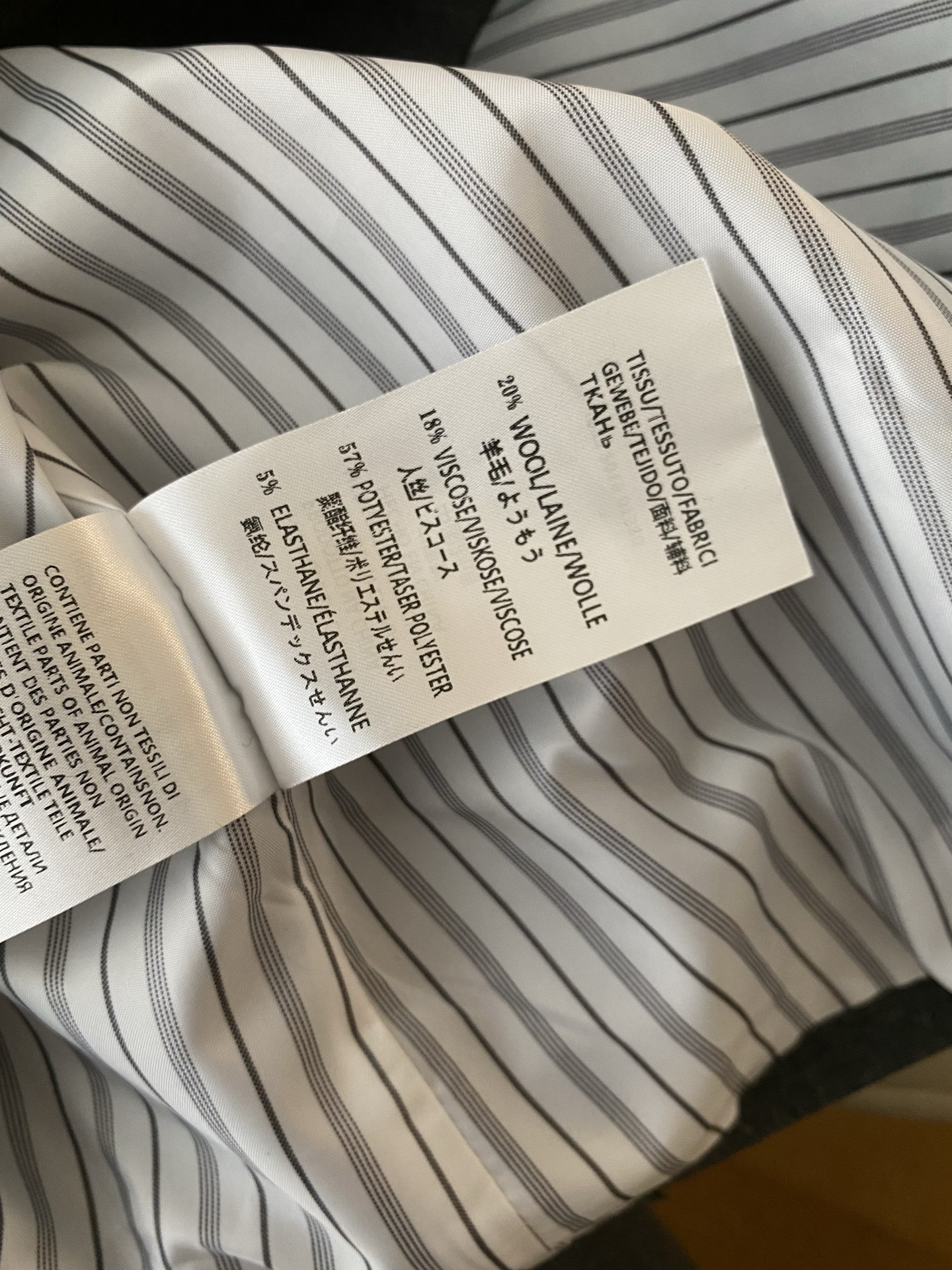 26SS 元气满满的少女感西服套装被这套西装的细节狠狠戳中了 明线装饰勾勒出利落线条 袖口的纽扣和内衬的