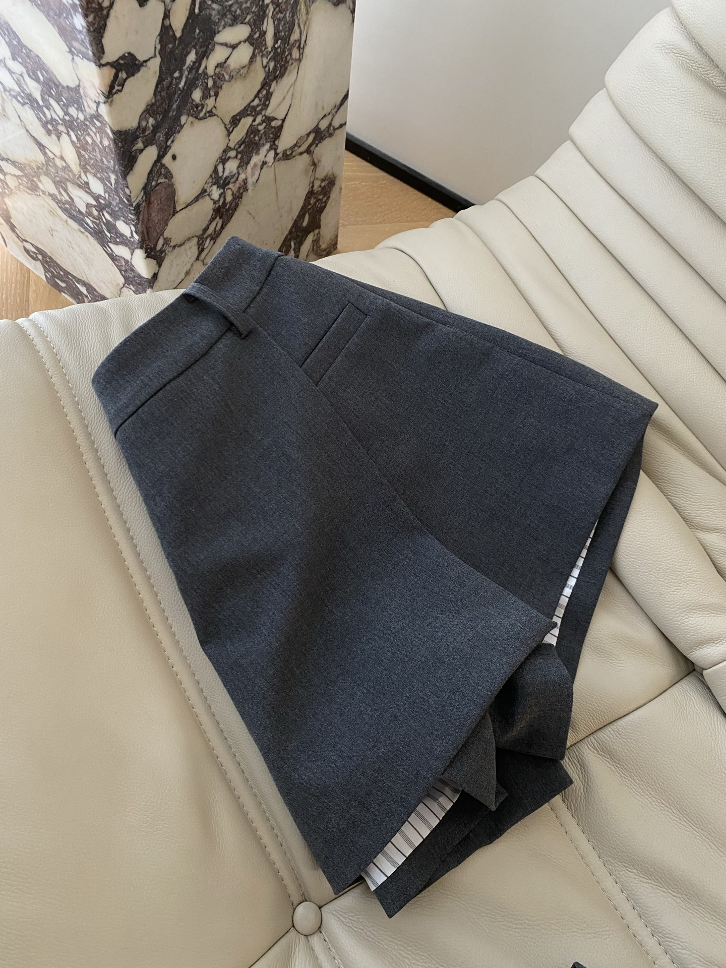 26SS 元气满满的少女感西服套装被这套西装的细节狠狠戳中了 明线装饰勾勒出利落线条 袖口的纽扣和内衬的