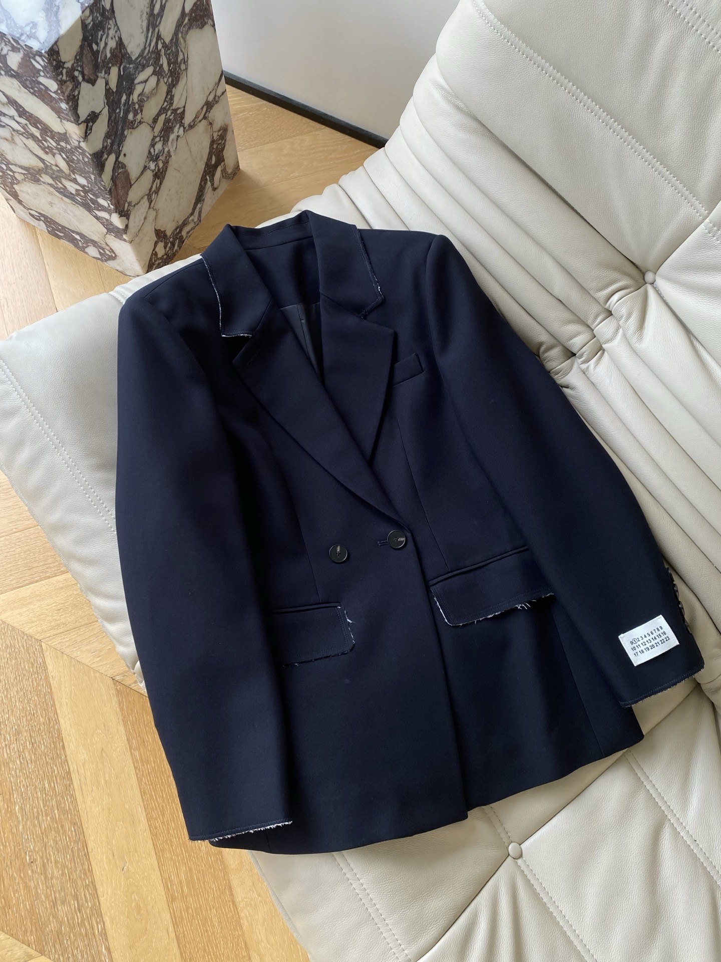 26SS 春新款宽松双排扣西装外套采用经典Oversize落肩廓形，领口为利落平驳领，搭配同色双排扣门襟