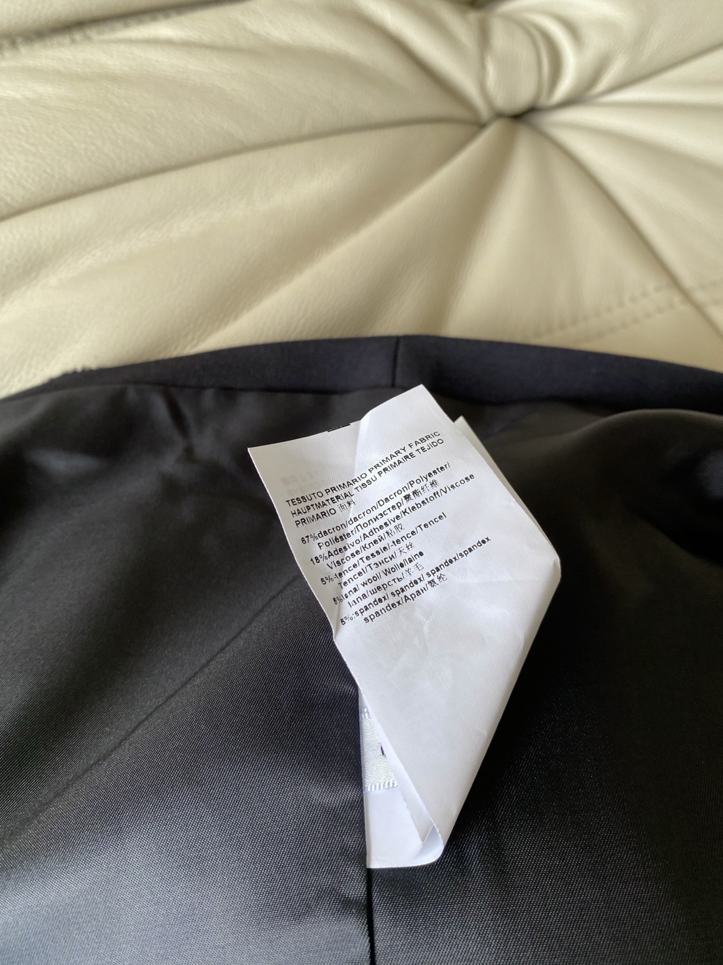 26SS 春新款宽松双排扣西装外套采用经典Oversize落肩廓形，领口为利落平驳领，搭配同色双排扣门襟