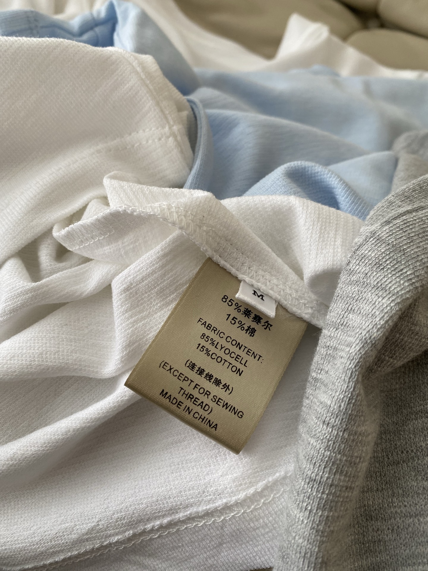26SS 早春新款复古小马印花绣珠片短袖T恤采用经典微宽松落肩设计，领口为简约圆领基础款型，搭配透气亲肤