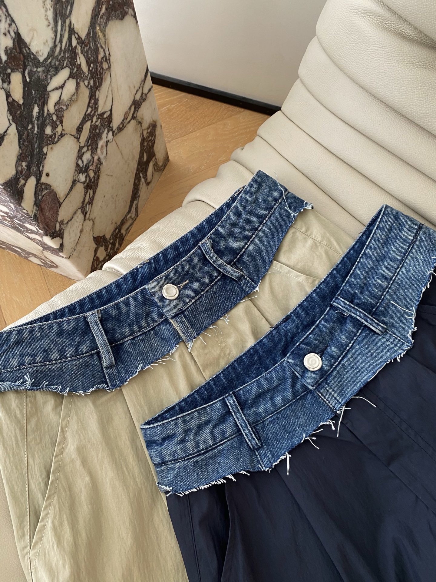 26SS 早春新款工装风抽绳直筒裤 采用经典高腰显瘦设计，腰头为撞色牛仔拼接，搭配垂坠有型的机能面料，两