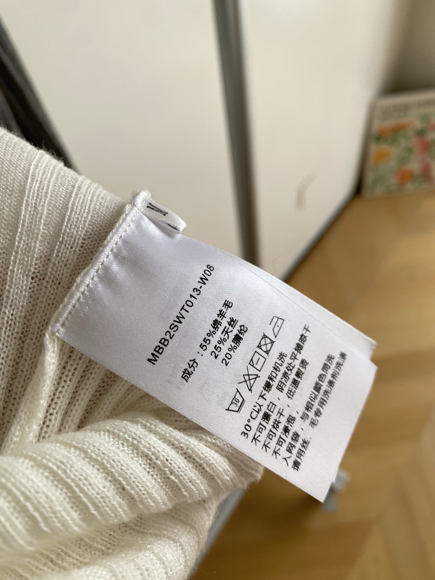 26SS 早春新款荷叶边V领针织开衫采用经典修身显瘦设计，领口为荷叶边V型翻领，搭配软糯亲肤的绵羊毛天丝