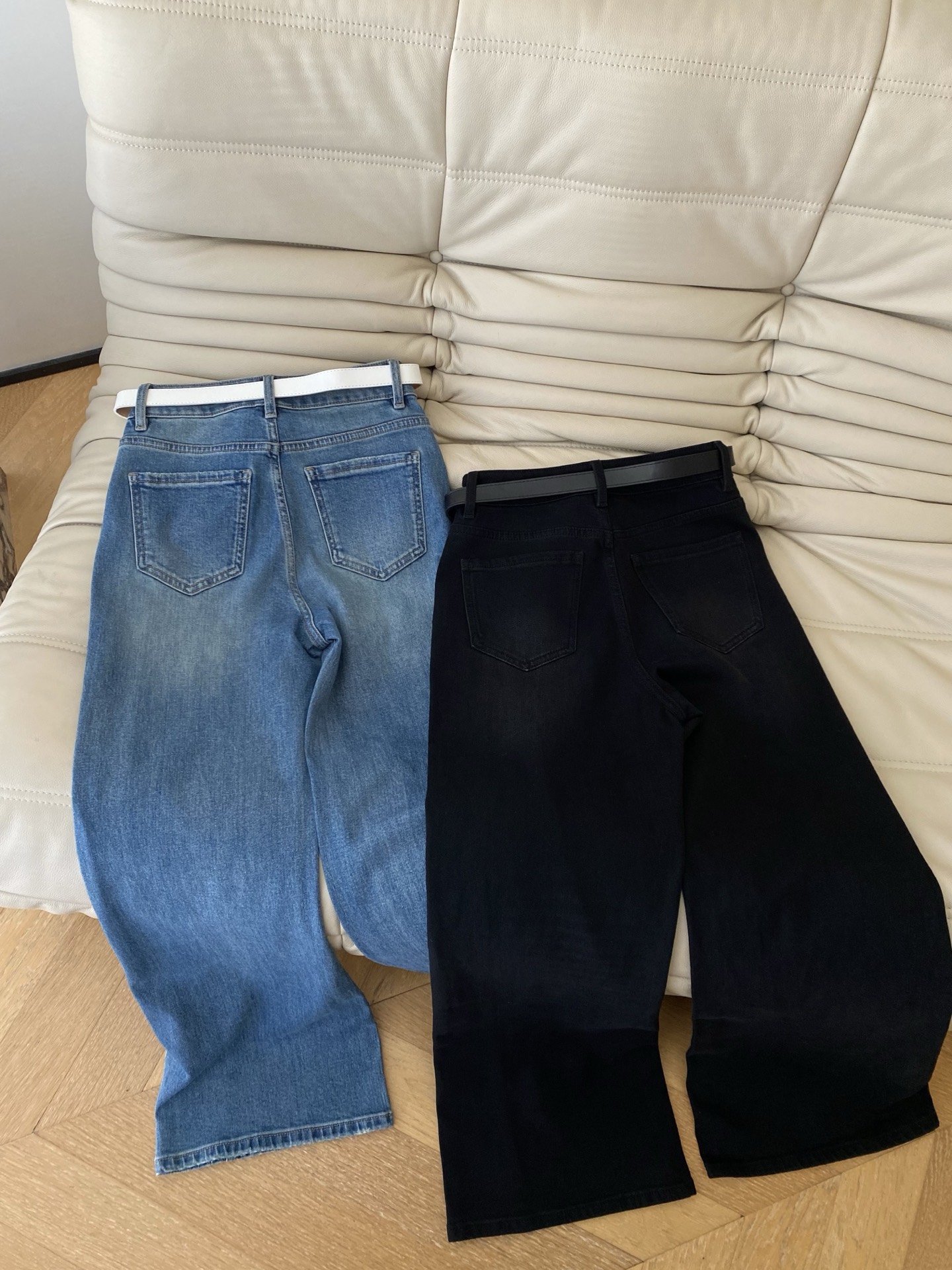 26SS 早春新款高腰阔腿牛仔裤采用经典宽松垂坠廓形，腰头搭配同色金属LOGO腰带，侧缝以立体明线装饰，