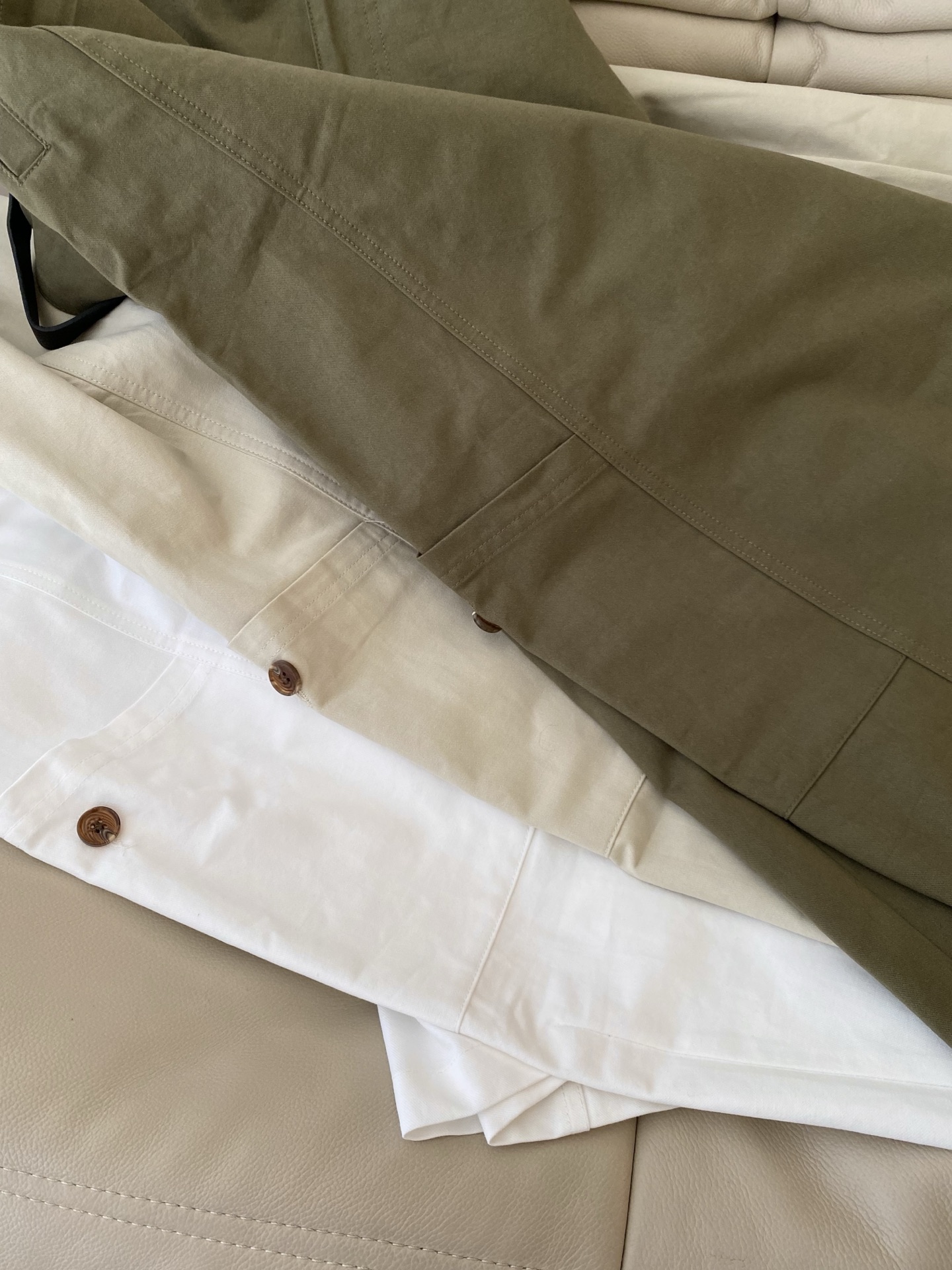 26SS 早春新款工装风阔腿休闲裤 采用宽松立体廓形，腰头为简约高腰设计，搭配撞色皮质腰带与金属针扣，裤