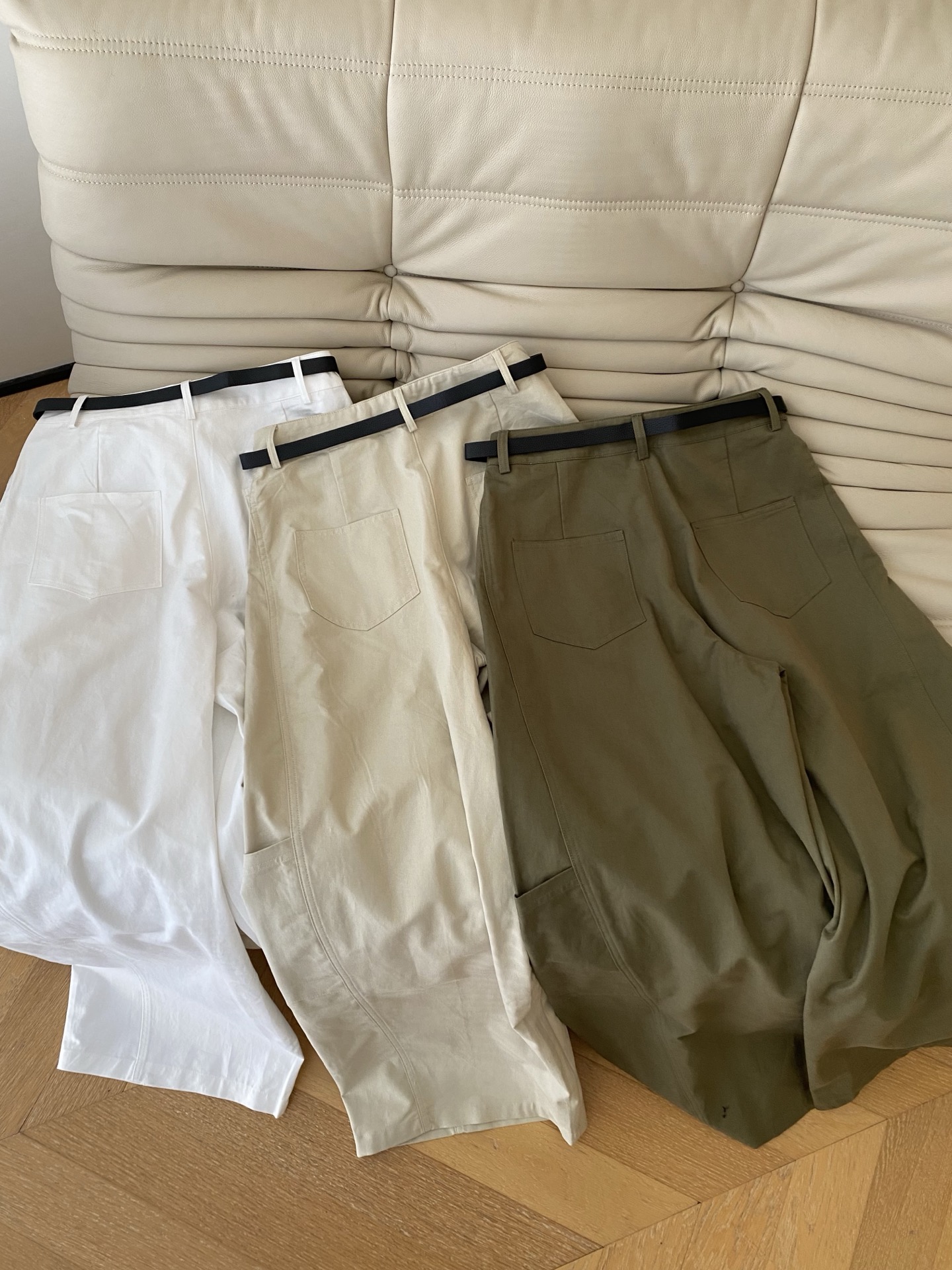 26SS 早春新款工装风阔腿休闲裤 采用宽松立体廓形，腰头为简约高腰设计，搭配撞色皮质腰带与金属针扣，裤