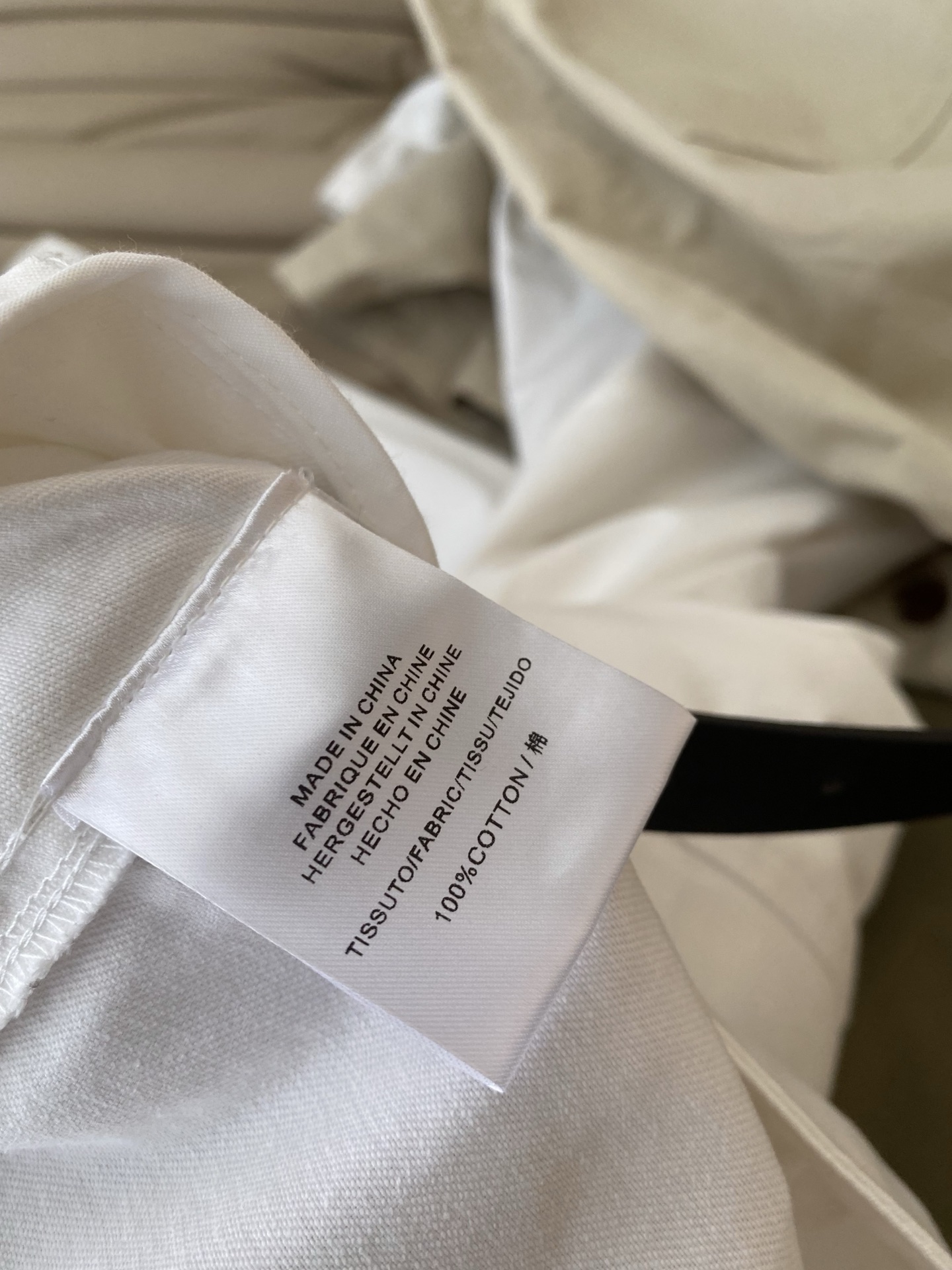 26SS 早春新款工装风阔腿休闲裤 采用宽松立体廓形，腰头为简约高腰设计，搭配撞色皮质腰带与金属针扣，裤