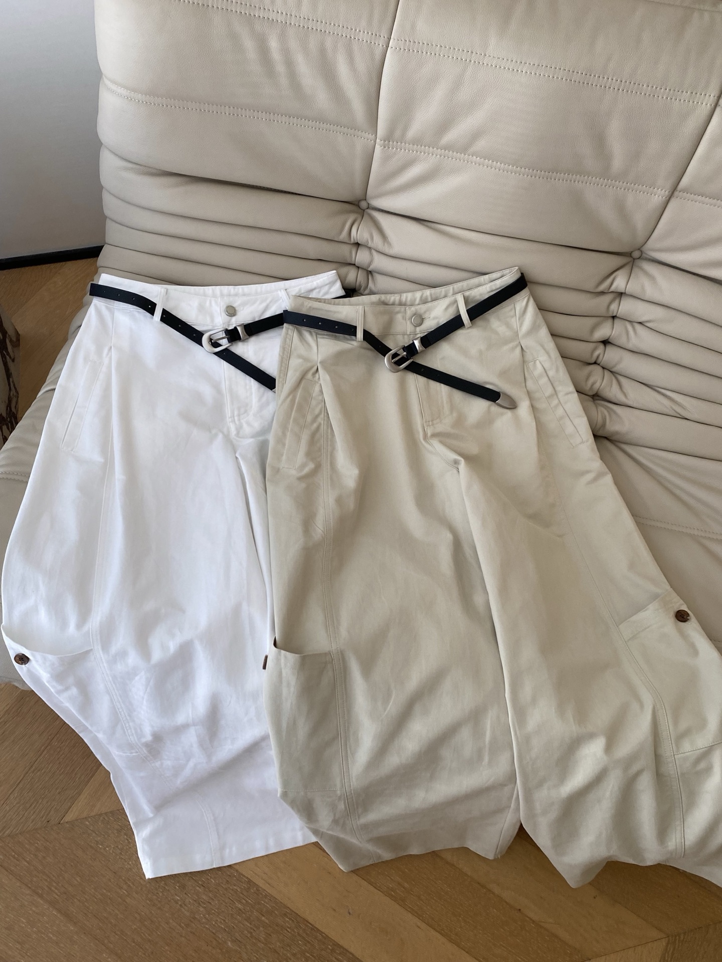 26SS 早春新款工装风阔腿休闲裤 采用宽松立体廓形，腰头为简约高腰设计，搭配撞色皮质腰带与金属针扣，裤
