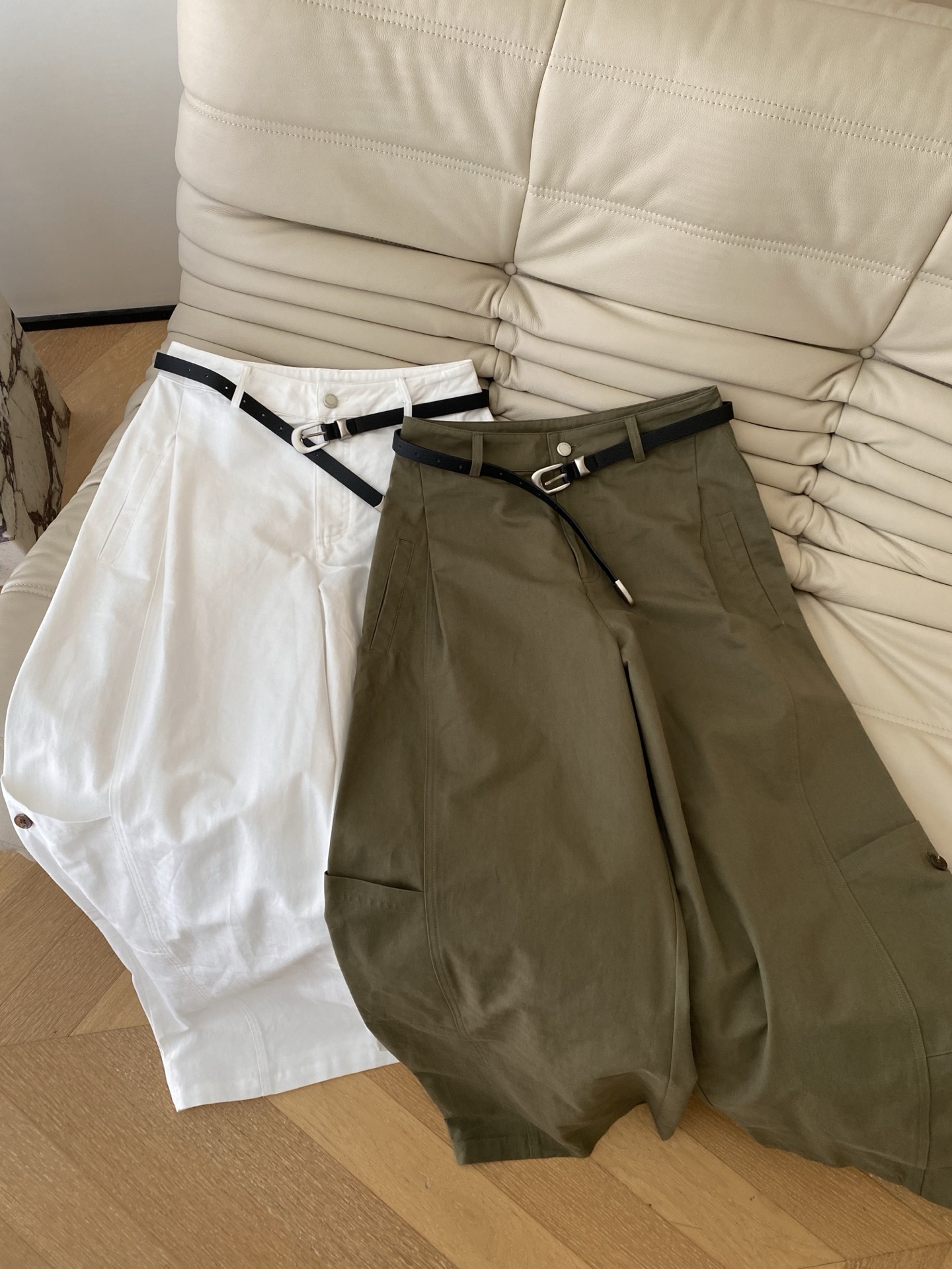 26SS 早春新款工装风阔腿休闲裤 采用宽松立体廓形，腰头为简约高腰设计，搭配撞色皮质腰带与金属针扣，裤