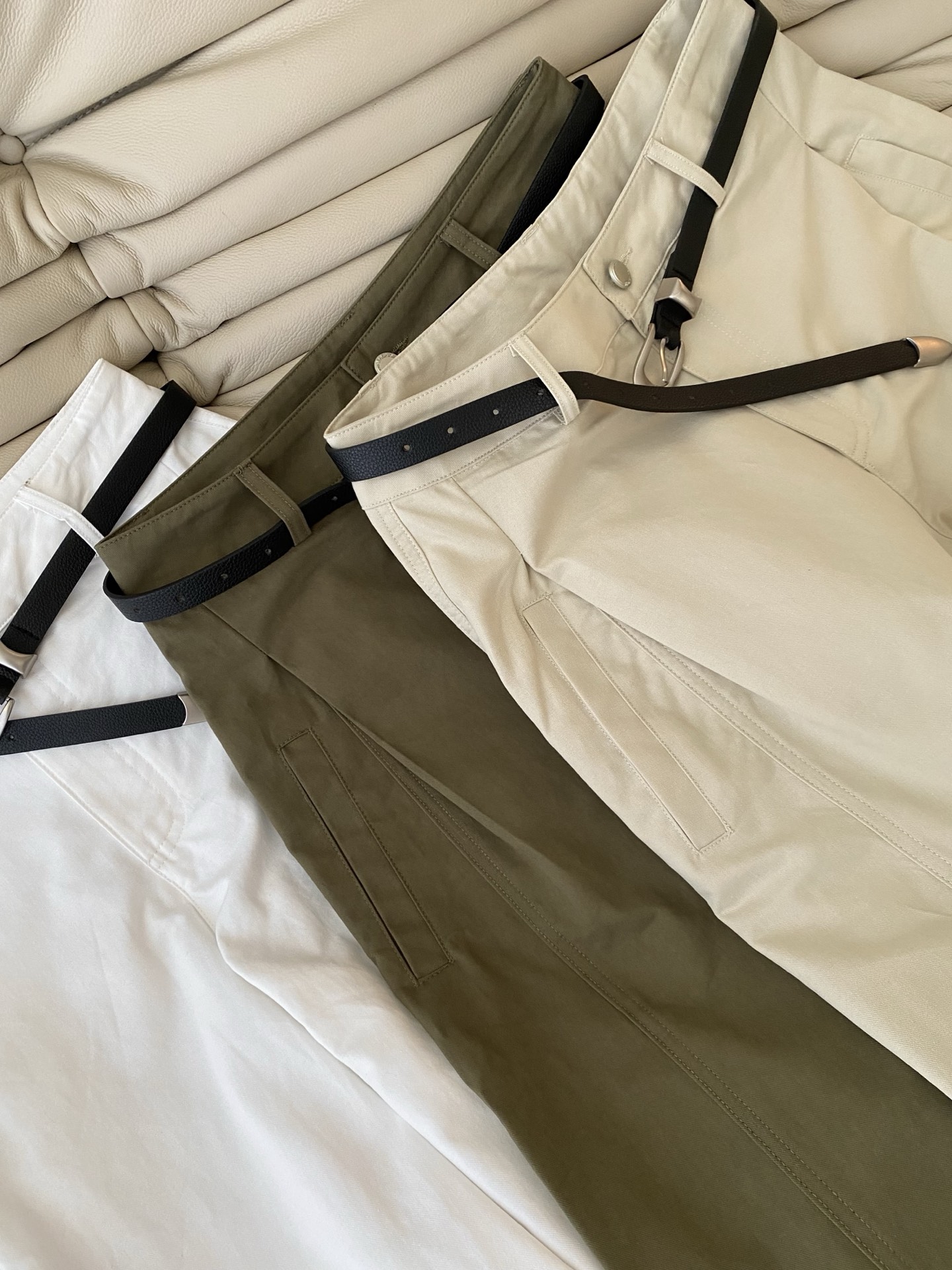 26SS 早春新款工装风阔腿休闲裤 采用宽松立体廓形，腰头为简约高腰设计，搭配撞色皮质腰带与金属针扣，裤