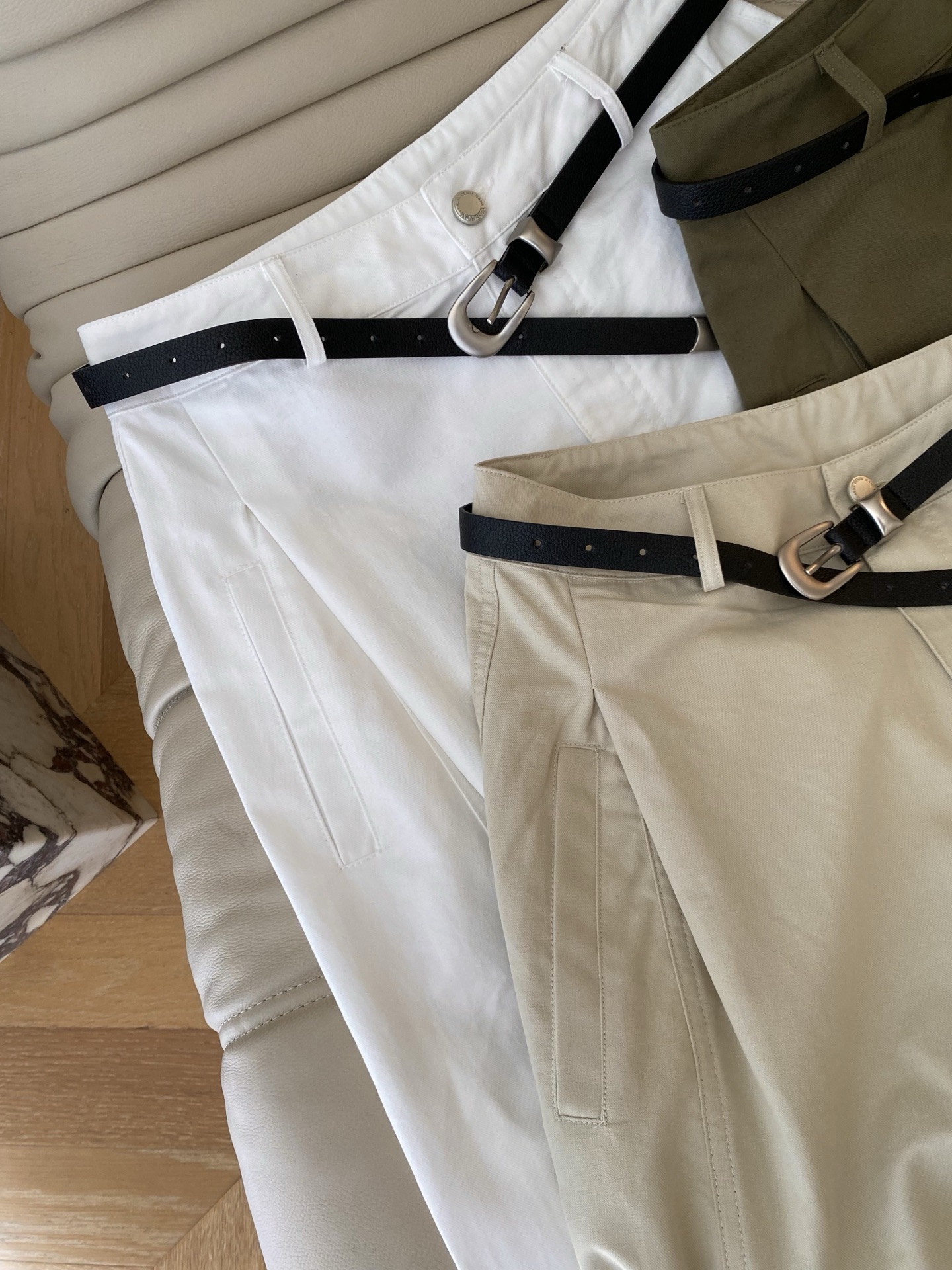 26SS 早春新款工装风阔腿休闲裤 采用宽松立体廓形，腰头为简约高腰设计，搭配撞色皮质腰带与金属针扣，裤