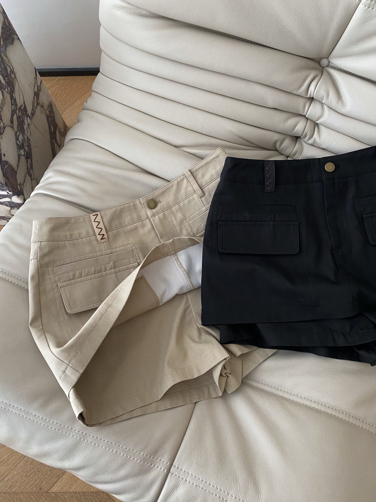 26SS 春夏新款 | 工装风口袋短裙裤采用高支斜纹棉面料打造，高腰A字版型利落显瘦双贴袋设计+腰头波浪