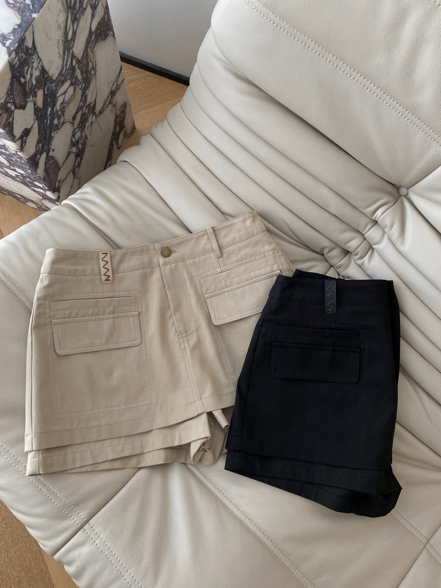 26SS 春夏新款 | 工装风口袋短裙裤采用高支斜纹棉面料打造，高腰A字版型利落显瘦双贴袋设计+腰头波浪