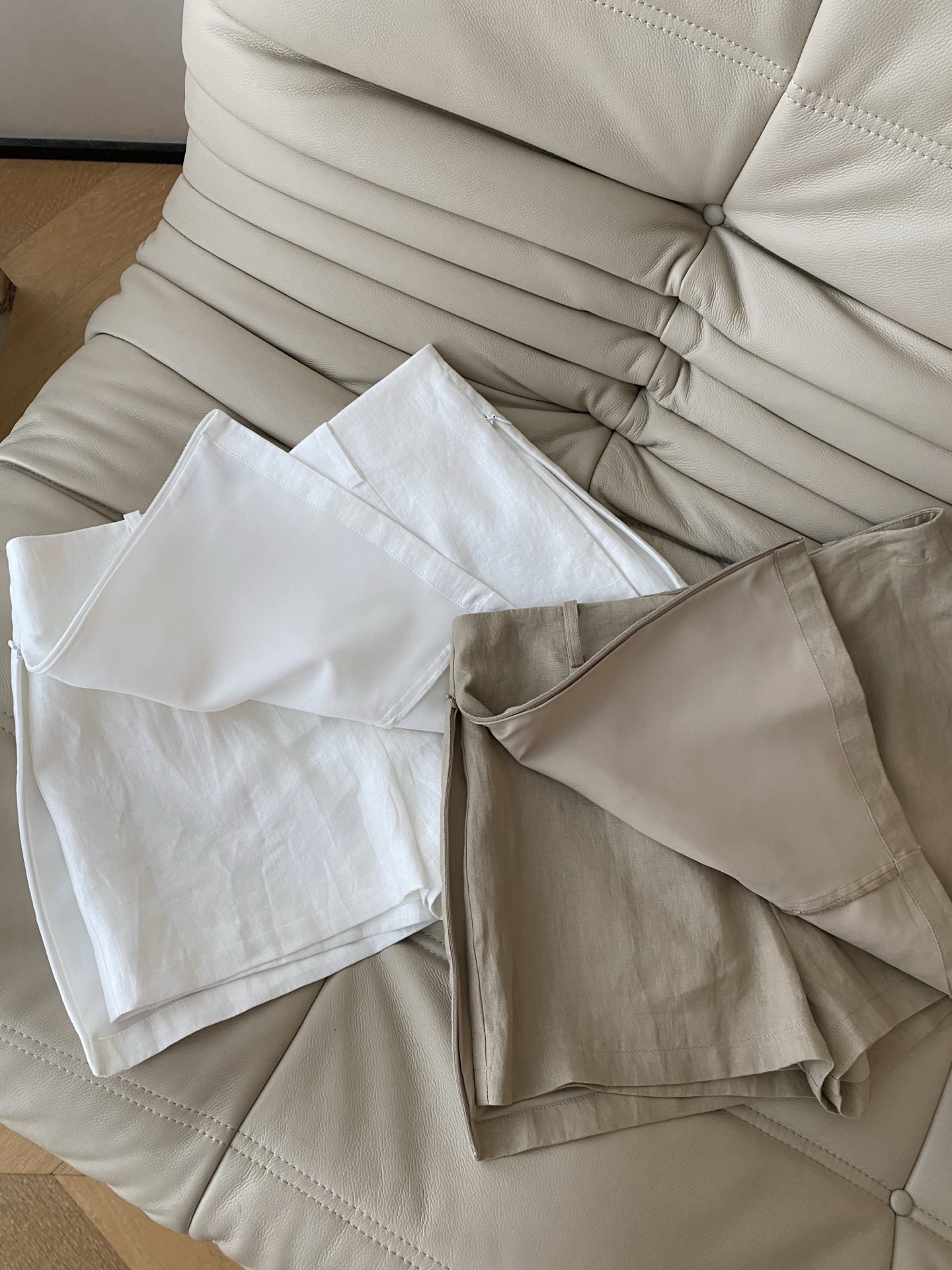 26SS 春夏新款｜翻领短袖亚麻衬衫+短裙裤套装，甄选天然透气纯亚麻面料打造短款利落短袖上衣+高腰防走光