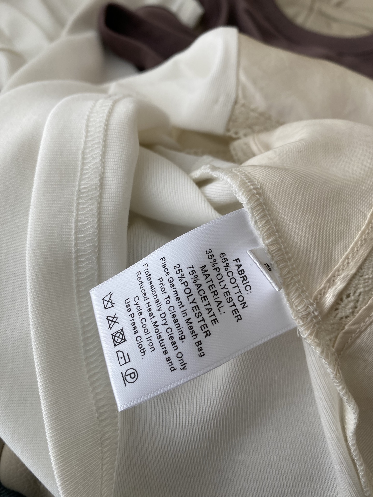 26SS 春夏新款｜假两件蕾丝拼接无袖背心 甄选软糯高弹亲肤针织面料打造圆领无袖短款版型，自带温柔韩系氛