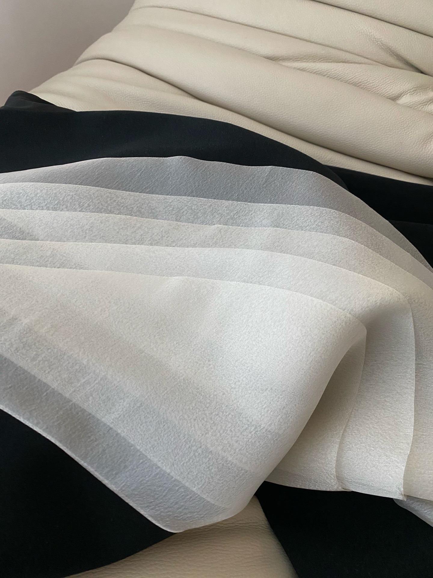 26SS 春夏新款｜挂脖欧根纱飘片无袖连衣裙甄选挺括垂顺梭织西装面料打造直筒短款裙型，自带高级清冷通勤氛