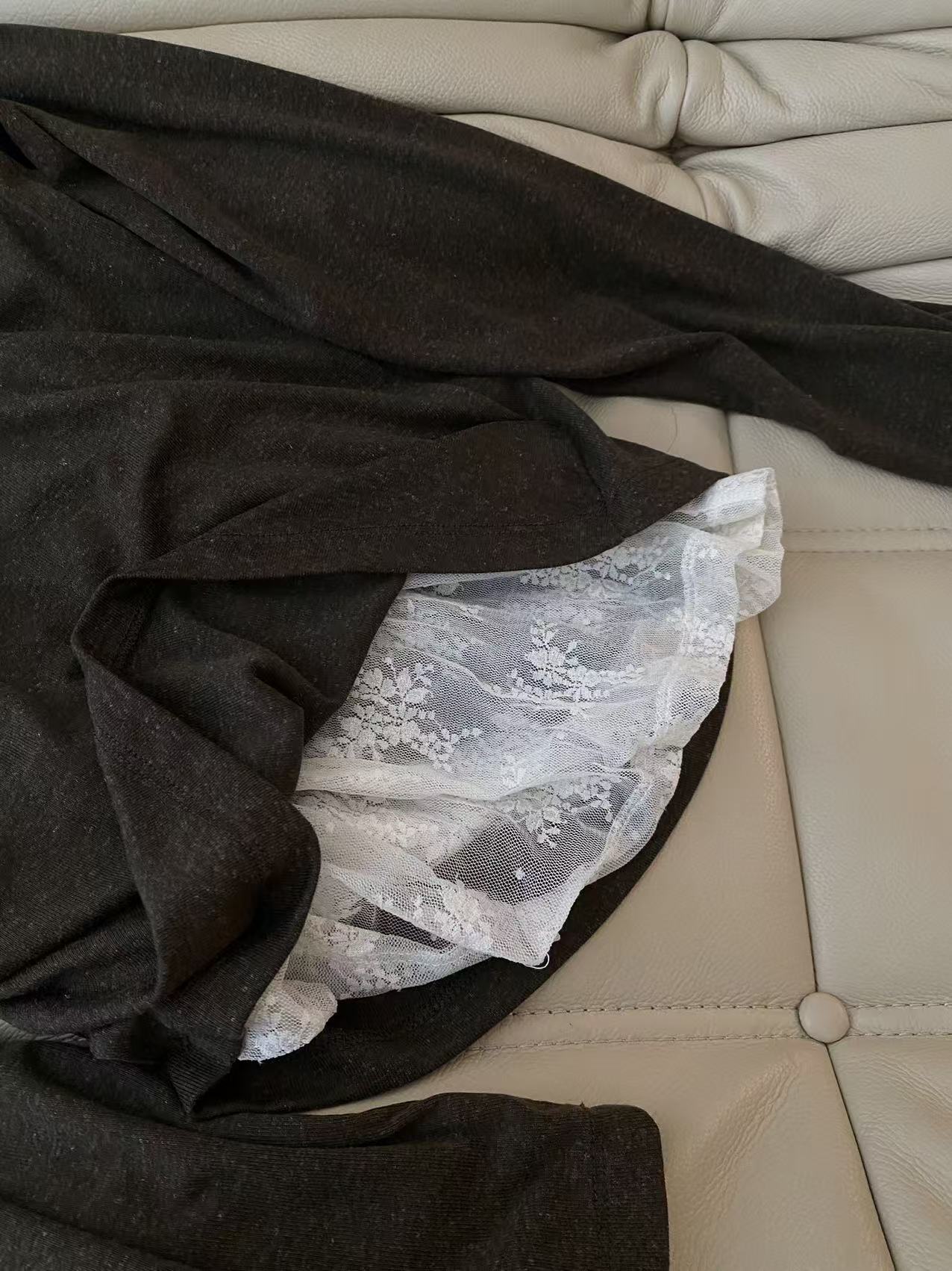 26FW早秋新款｜荡领蕾丝拼接长袖打底衫，甄选软糯高弹亲肤针织面料打造修身显瘦合身版型，自带温柔纯欲氛围感滤镜，慵懒堆堆