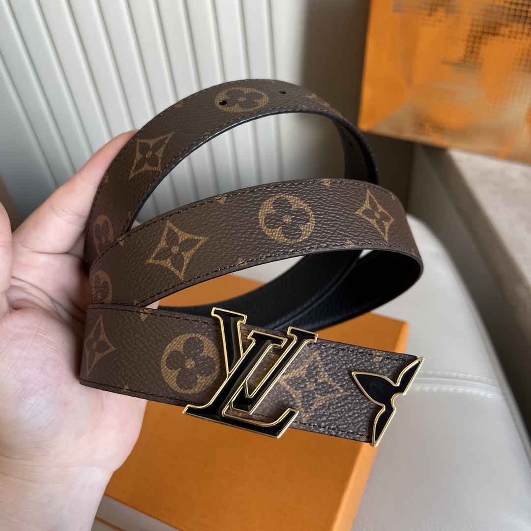路易女款2020新款腰带推荐🤎🤍🖤
宽度3cm 全新搭扣以金色金屬打造 飾以與皮帶同色的琺瑯效果 末端則以琺瑯花卉圖案完美點綴❕全新帆布面料襯托進口荔枝紋底 三色可選