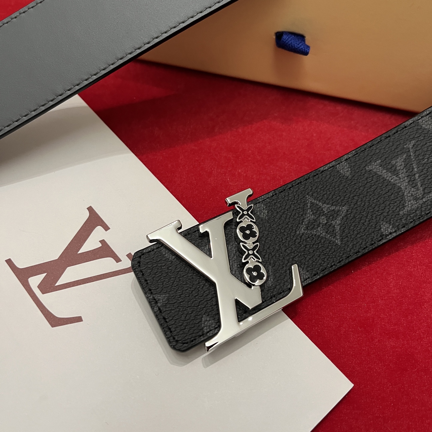 Louis Vuitton 宽 4cm · 代购级 LV男士最新頂級腰帶 寬度40毫米 皮帶一面為訂製帆布面料 另一面為進口原廠小牛皮 雙面可用 配置經典字母搭扣 頂級工藝 質感超好