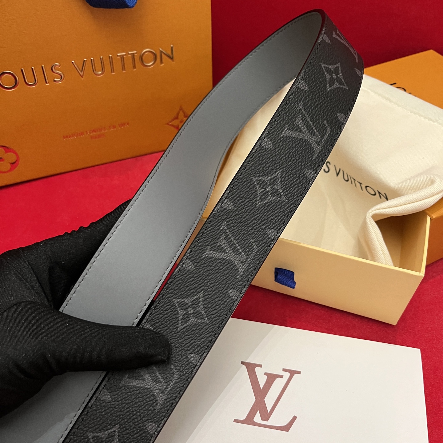 Louis Vuitton 宽 4cm · 代购级 LV男士最新頂級腰帶 寬度40毫米 皮帶一面為訂製帆布面料 另一面為進口原廠小牛皮 雙面可用 配置經典字母搭扣 頂級工藝 質感超好