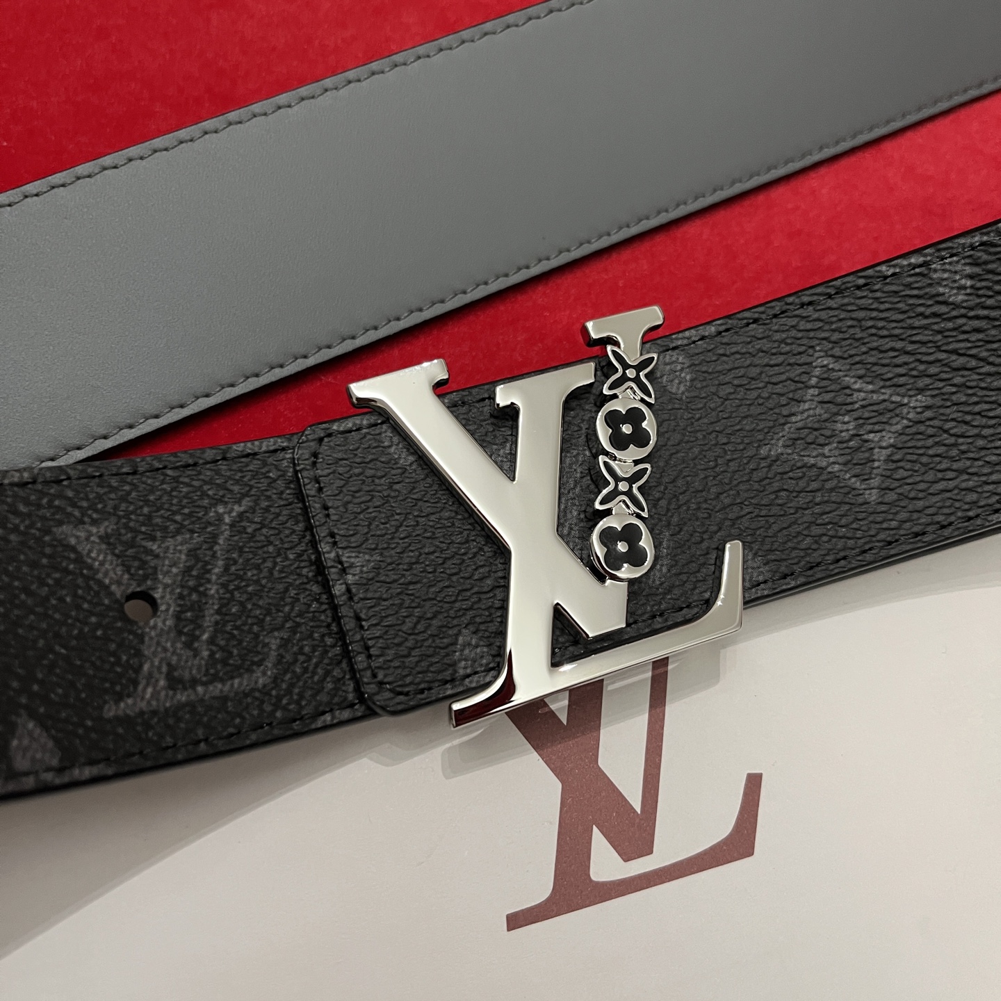 Louis Vuitton 宽 4cm · 代购级 LV男士最新頂級腰帶 寬度40毫米 皮帶一面為訂製帆布面料 另一面為進口原廠小牛皮 雙面可用 配置經典字母搭扣 頂級工藝 質感超好