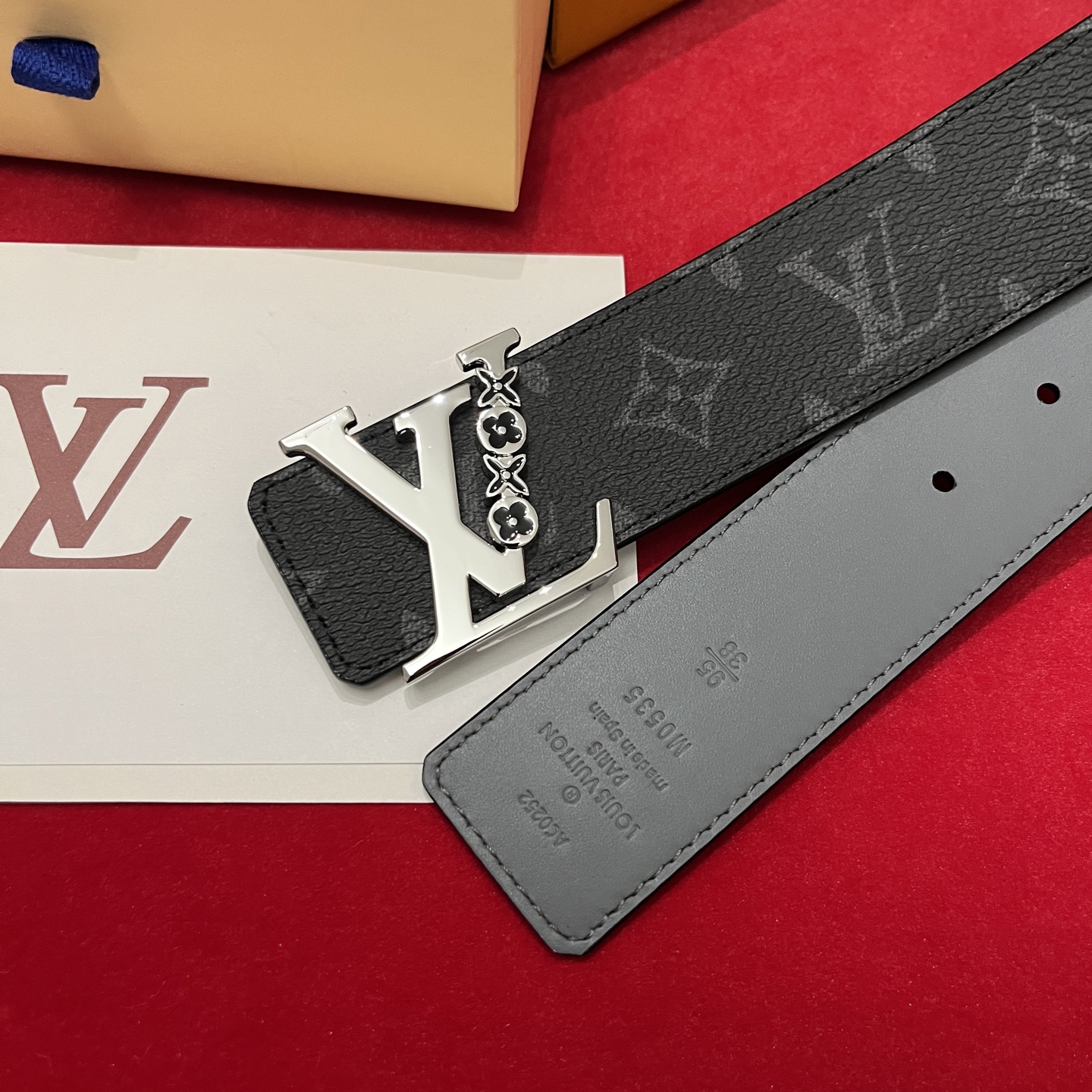 Louis Vuitton 宽 4cm · 代购级 LV男士最新頂級腰帶 寬度40毫米 皮帶一面為訂製帆布面料 另一面為進口原廠小牛皮 雙面可用 配置經典字母搭扣 頂級工藝 質感超好