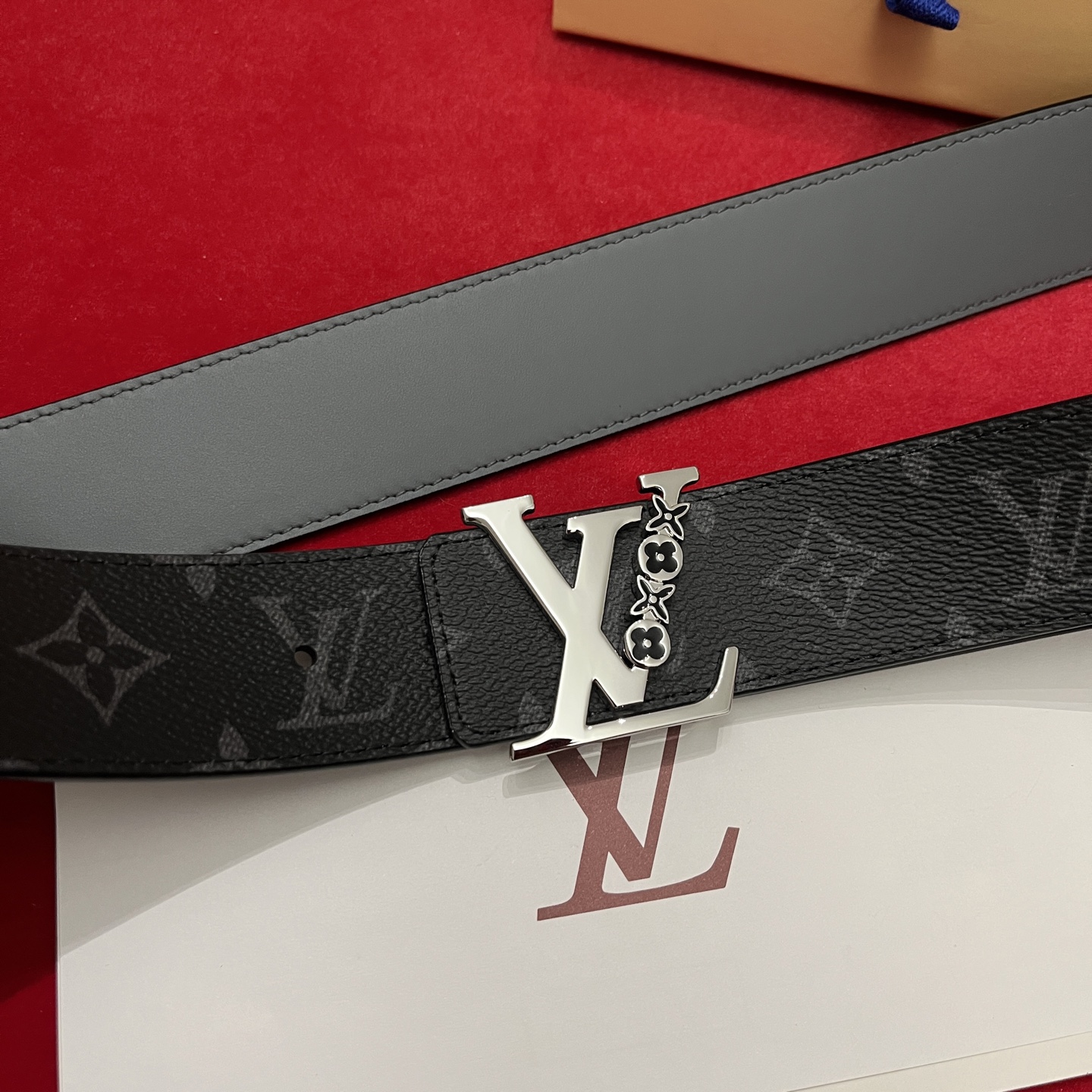 Louis Vuitton 宽 4cm · 代购级 LV男士最新頂級腰帶 寬度40毫米 皮帶一面為訂製帆布面料 另一面為進口原廠小牛皮 雙面可用 配置經典字母搭扣 頂級工藝 質感超好