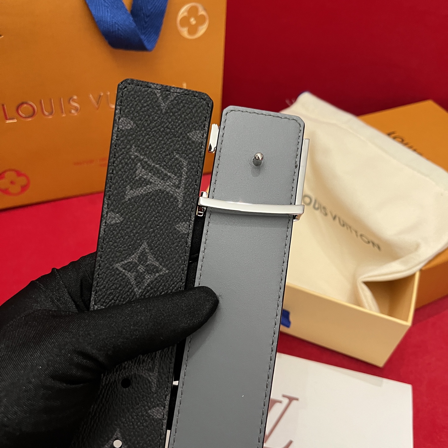 Louis Vuitton 宽 4cm · 代购级 LV男士最新頂級腰帶 寬度40毫米 皮帶一面為訂製帆布面料 另一面為進口原廠小牛皮 雙面可用 配置經典字母搭扣 頂級工藝 質感超好
