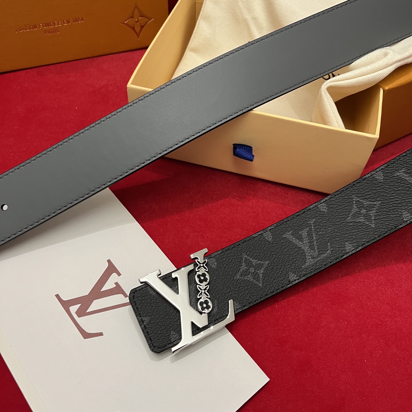 Louis Vuitton 宽 4cm · 代购级 LV男士最新頂級腰帶 寬度40毫米 皮帶一面為訂製帆布面料 另一面為進口原廠小牛皮 雙面可用 配置經典字母搭扣 頂級工藝 質感超好