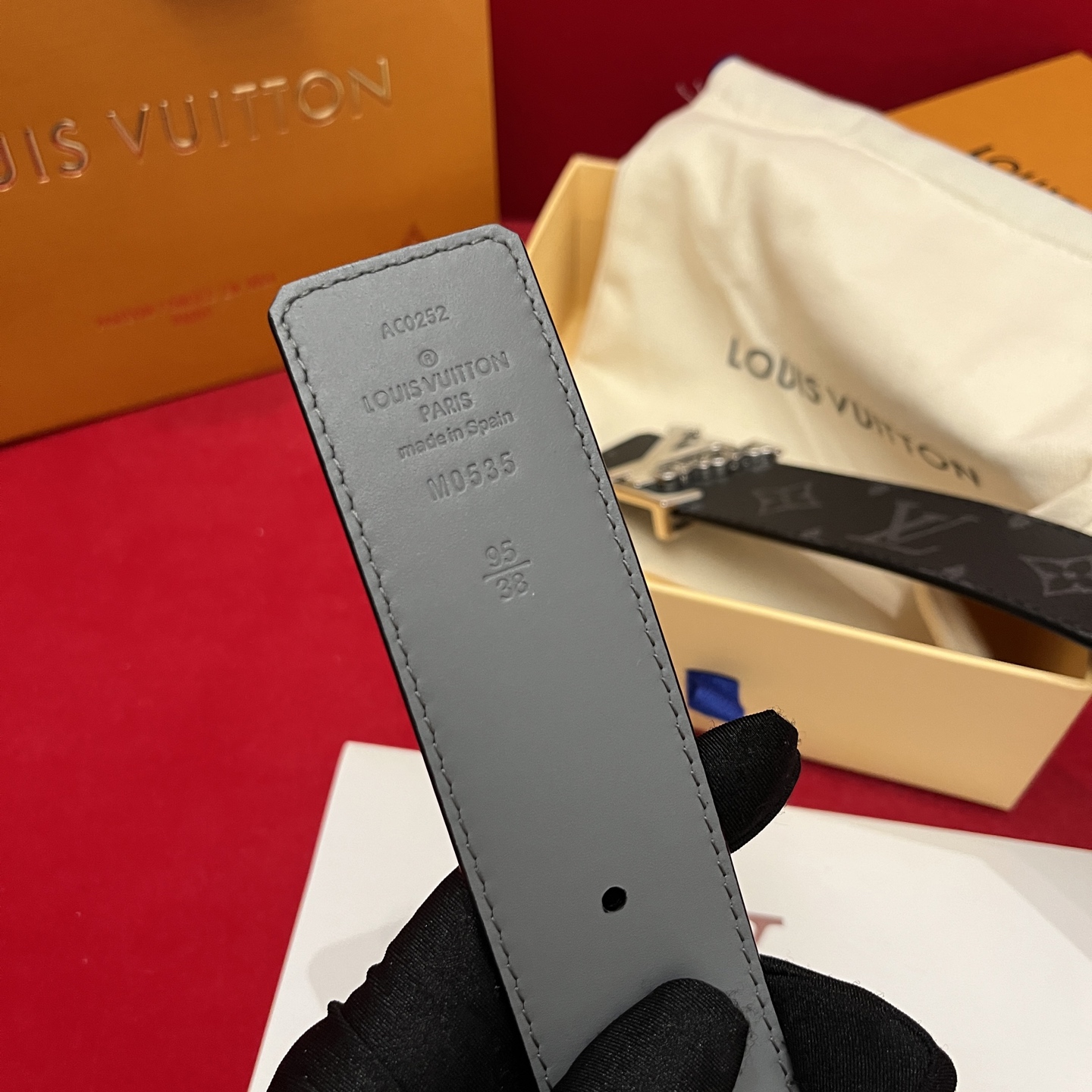 Louis Vuitton 宽 4cm · 代购级 LV男士最新頂級腰帶 寬度40毫米 皮帶一面為訂製帆布面料 另一面為進口原廠小牛皮 雙面可用 配置經典字母搭扣 頂級工藝 質感超好
