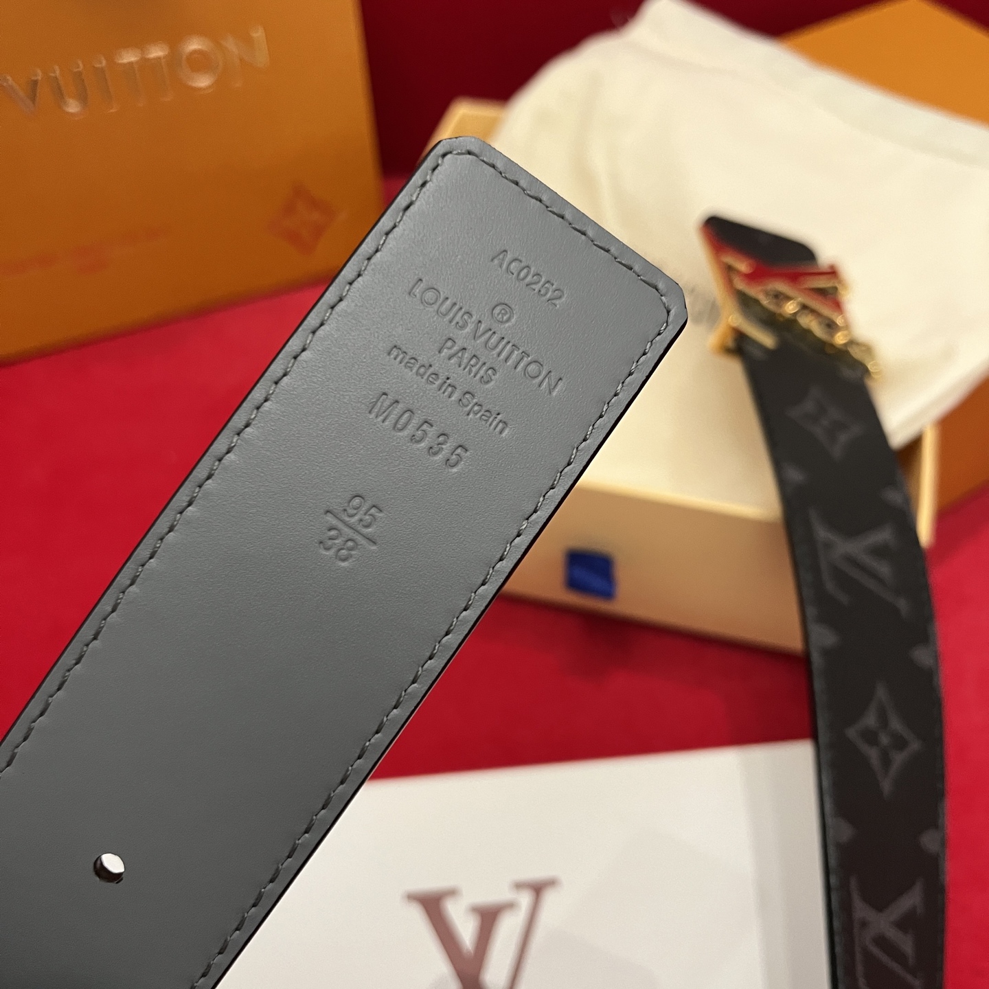 Louis Vuitton 宽 4cm · 代购级 LV男士最新頂級腰帶 寬度40毫米 皮帶一面為訂製帆布面料 另一面為進口原廠小牛皮 雙面可用 配置經典字母搭扣 頂級工藝 質感超好