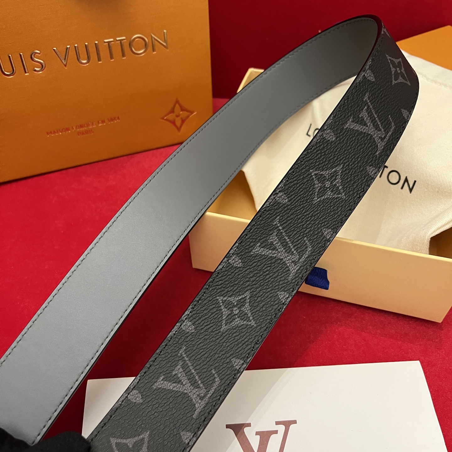 Louis Vuitton 宽 4cm · 代购级 LV男士最新頂級腰帶 寬度40毫米 皮帶一面為訂製帆布面料 另一面為進口原廠小牛皮 雙面可用 配置經典字母搭扣 頂級工藝 質感超好