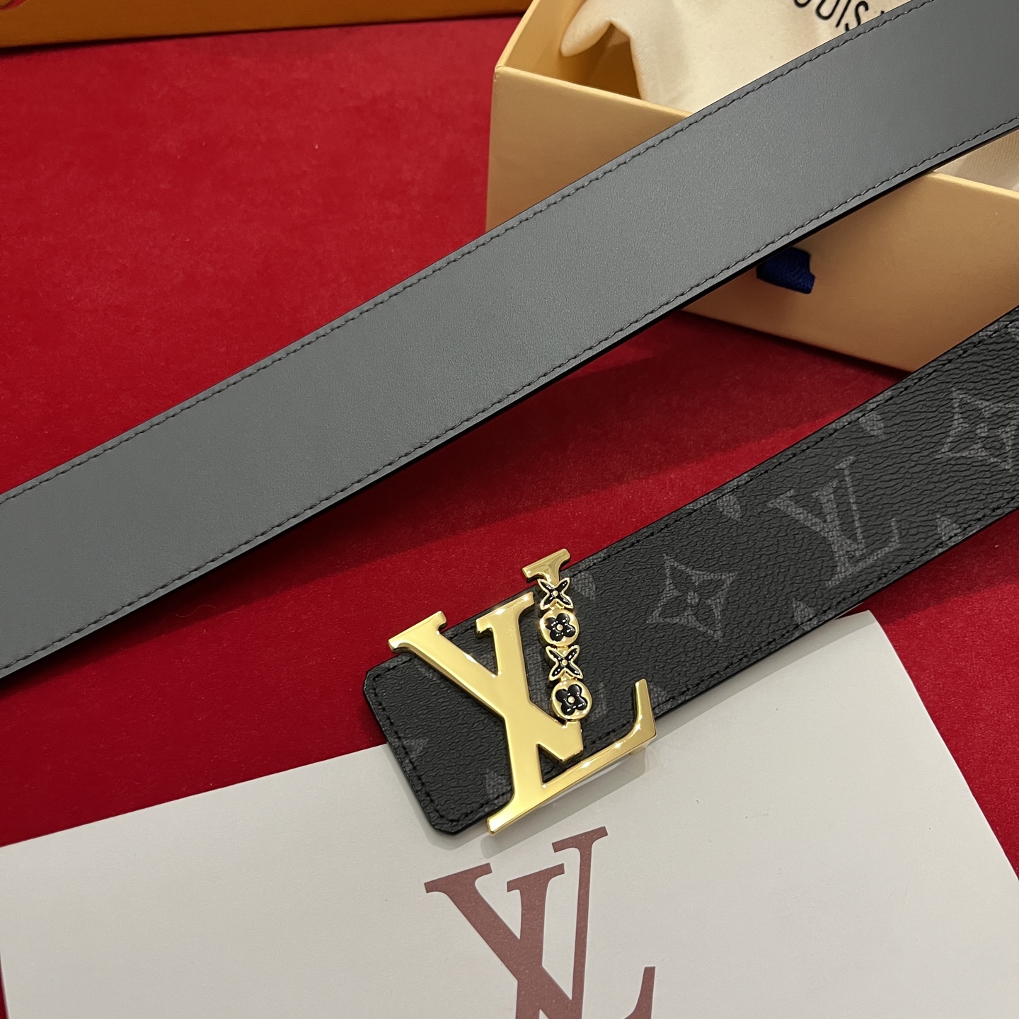Louis Vuitton 宽 4cm · 代购级 LV男士最新頂級腰帶 寬度40毫米 皮帶一面為訂製帆布面料 另一面為進口原廠小牛皮 雙面可用 配置經典字母搭扣 頂級工藝 質感超好