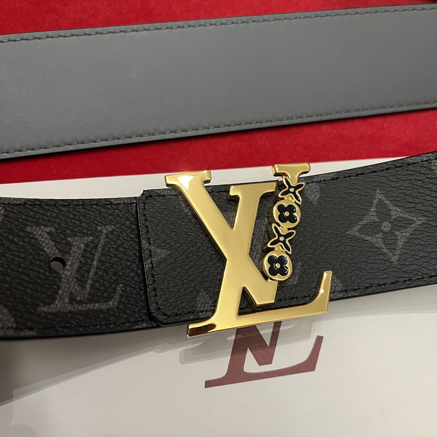 Louis Vuitton 宽 4cm · 代购级 LV男士最新頂級腰帶 寬度40毫米 皮帶一面為訂製帆布面料 另一面為進口原廠小牛皮 雙面可用 配置經典字母搭扣 頂級工藝 質感超好