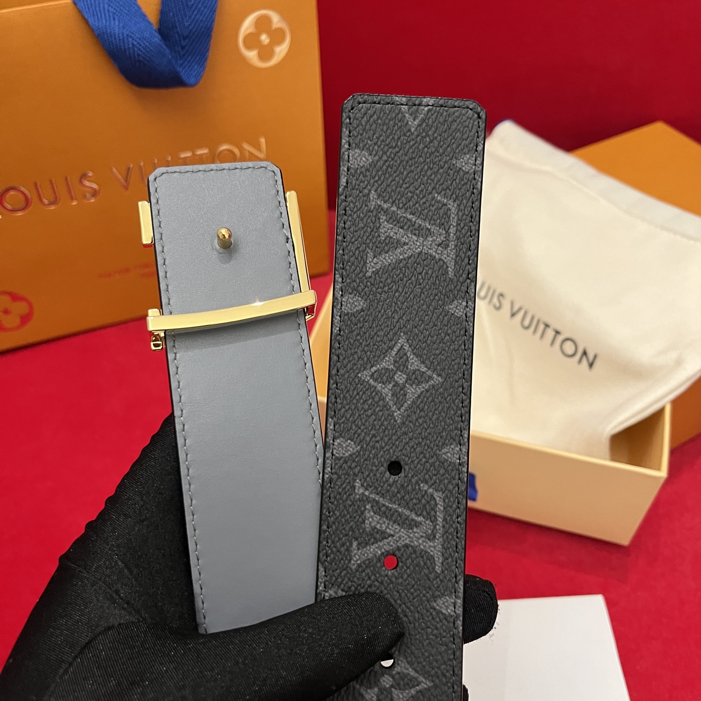 Louis Vuitton 宽 4cm · 代购级 LV男士最新頂級腰帶 寬度40毫米 皮帶一面為訂製帆布面料 另一面為進口原廠小牛皮 雙面可用 配置經典字母搭扣 頂級工藝 質感超好