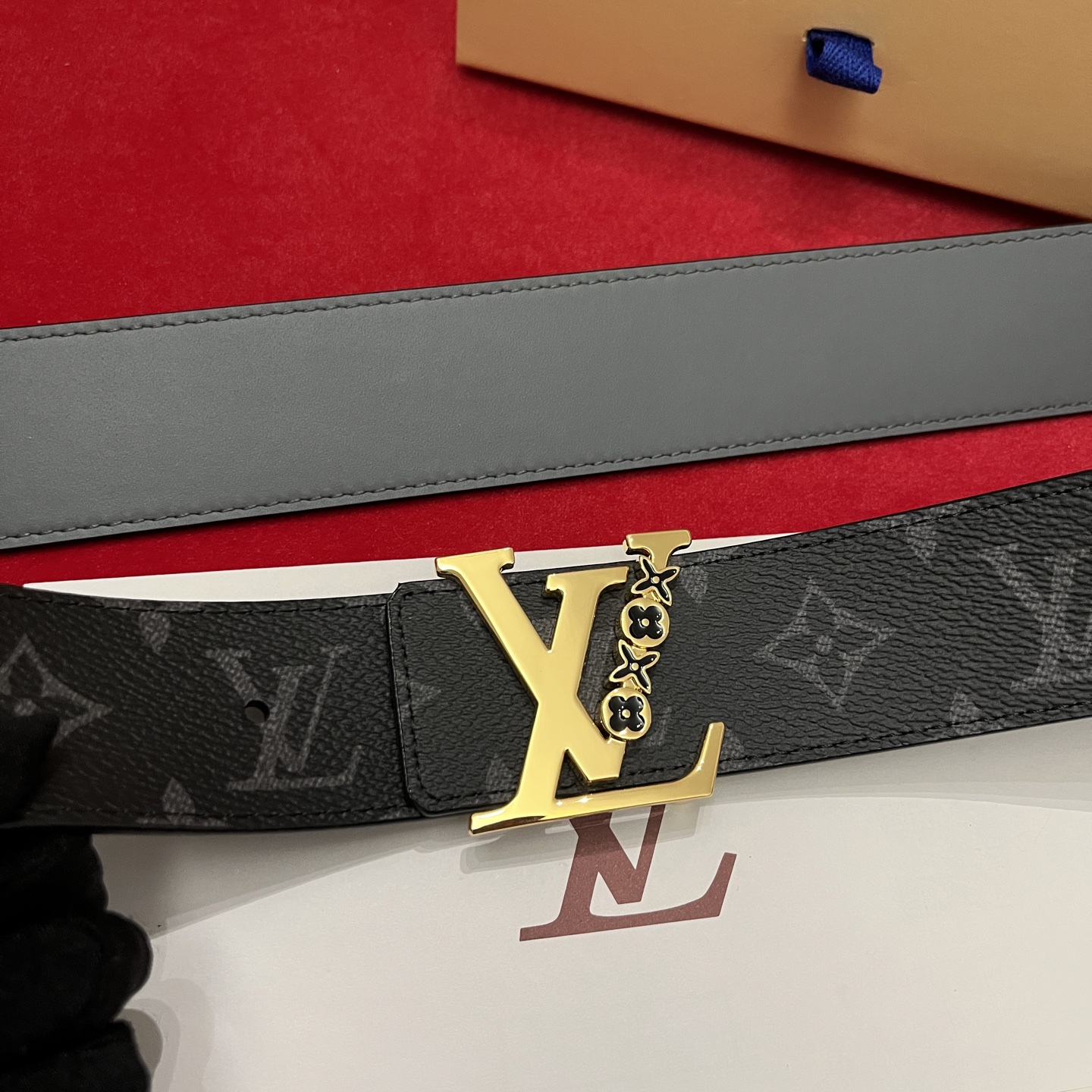 Louis Vuitton 宽 4cm · 代购级 LV男士最新頂級腰帶 寬度40毫米 皮帶一面為訂製帆布面料 另一面為進口原廠小牛皮 雙面可用 配置經典字母搭扣 頂級工藝 質感超好