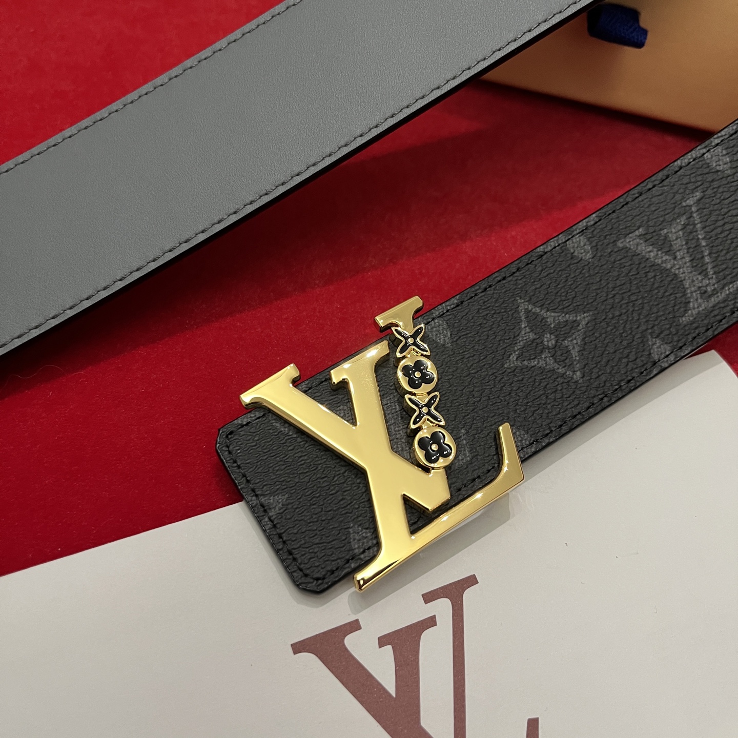 Louis Vuitton 宽 4cm · 代购级 LV男士最新頂級腰帶 寬度40毫米 皮帶一面為訂製帆布面料 另一面為進口原廠小牛皮 雙面可用 配置經典字母搭扣 頂級工藝 質感超好
