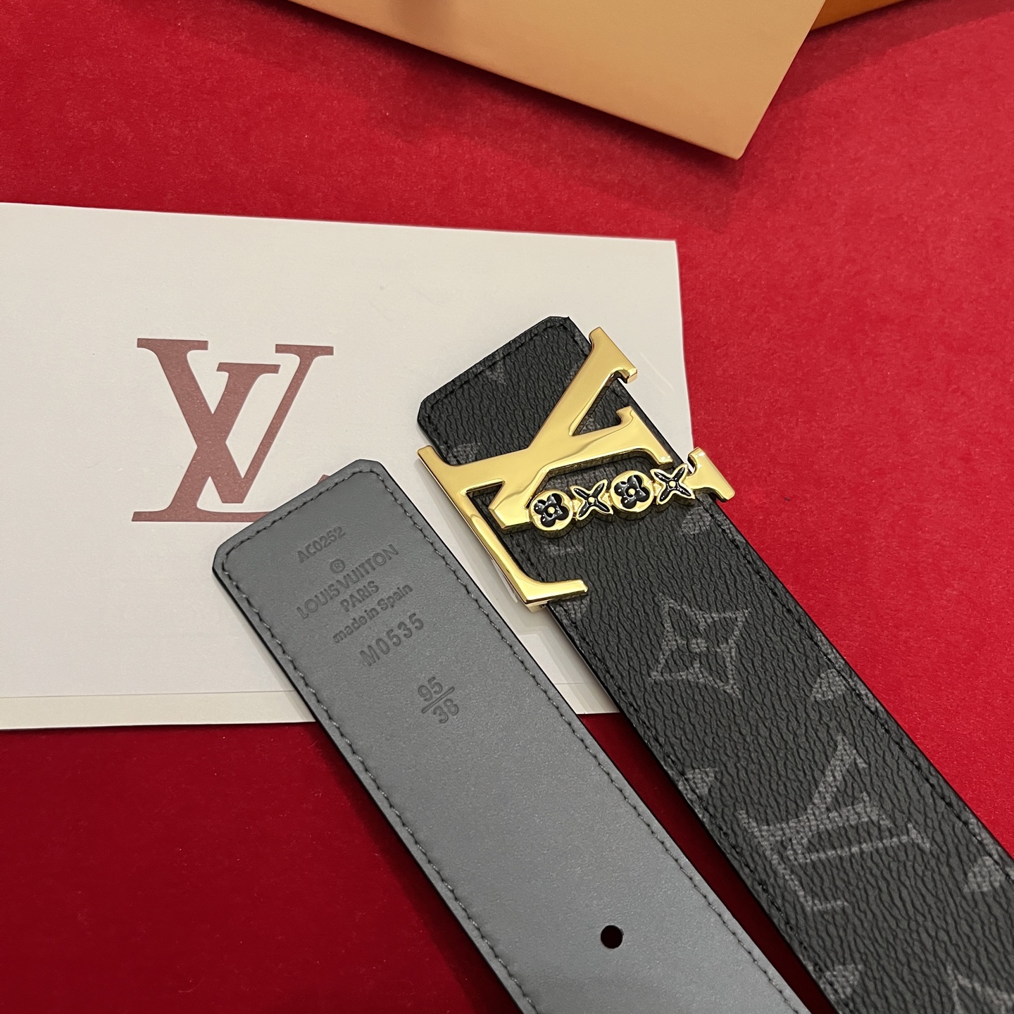 Louis Vuitton 宽 4cm · 代购级 LV男士最新頂級腰帶 寬度40毫米 皮帶一面為訂製帆布面料 另一面為進口原廠小牛皮 雙面可用 配置經典字母搭扣 頂級工藝 質感超好