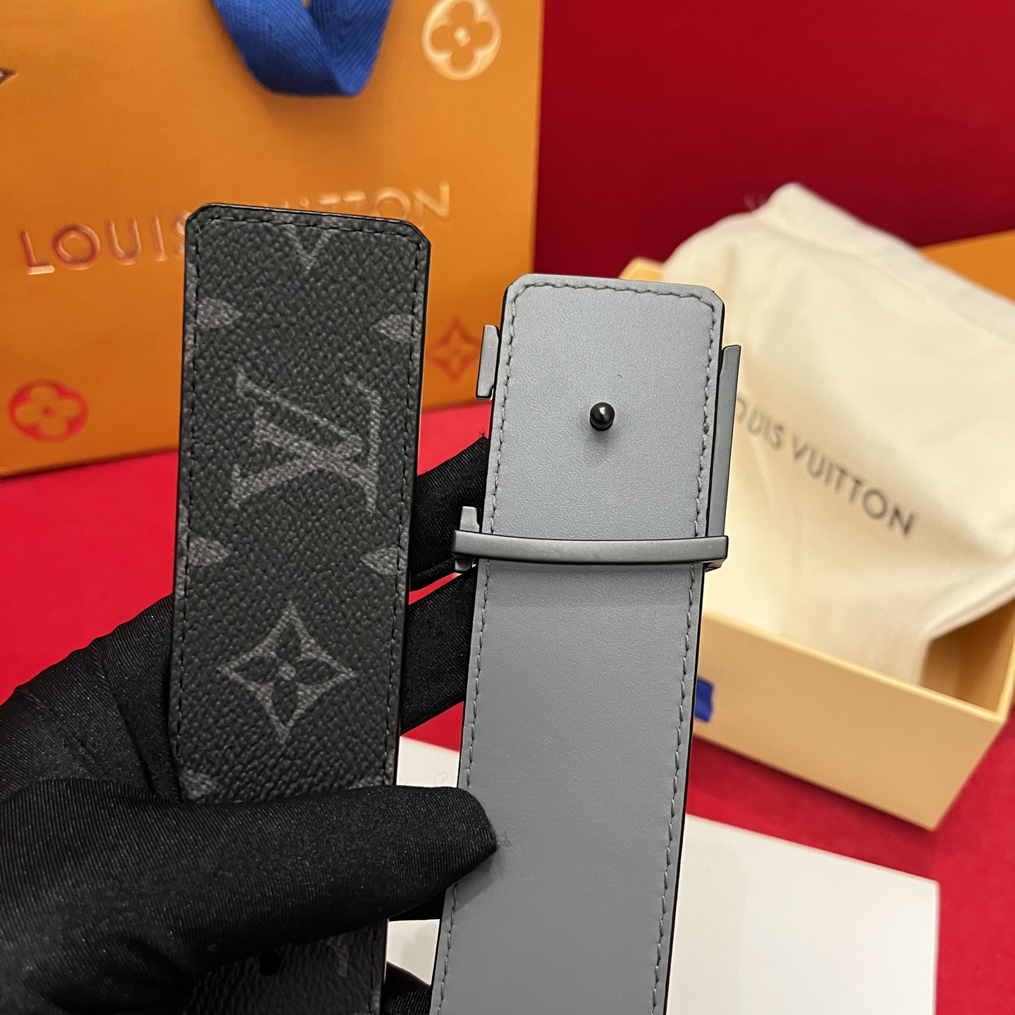 Louis Vuitton 宽 4cm · 代购级 LV男士最新頂級腰帶 寬度40毫米 皮帶一面為訂製帆布面料 另一面為進口原廠小牛皮 雙面可用 配置經典字母搭扣 頂級工藝 質感超好