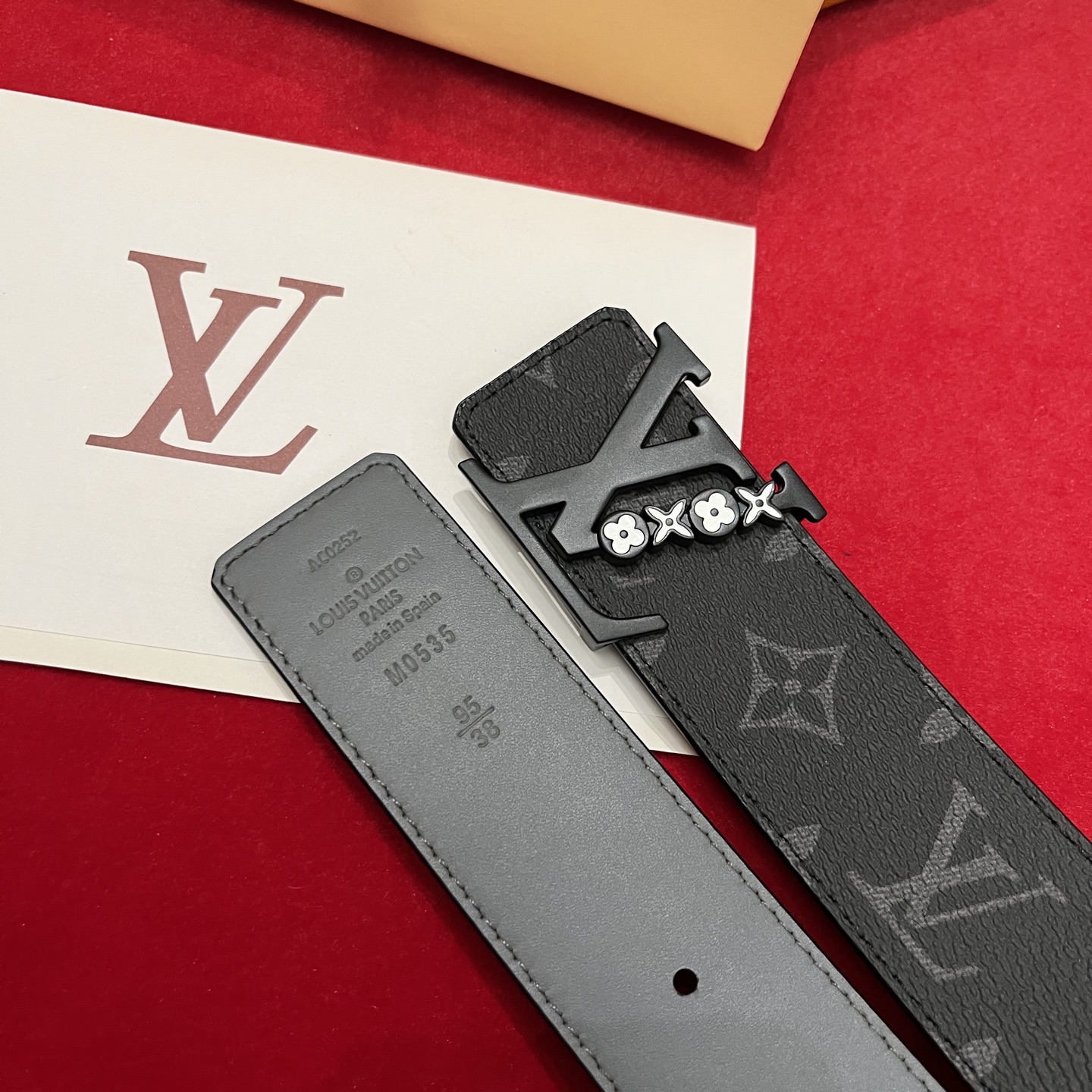 Louis Vuitton 宽 4cm · 代购级 LV男士最新頂級腰帶 寬度40毫米 皮帶一面為訂製帆布面料 另一面為進口原廠小牛皮 雙面可用 配置經典字母搭扣 頂級工藝 質感超好