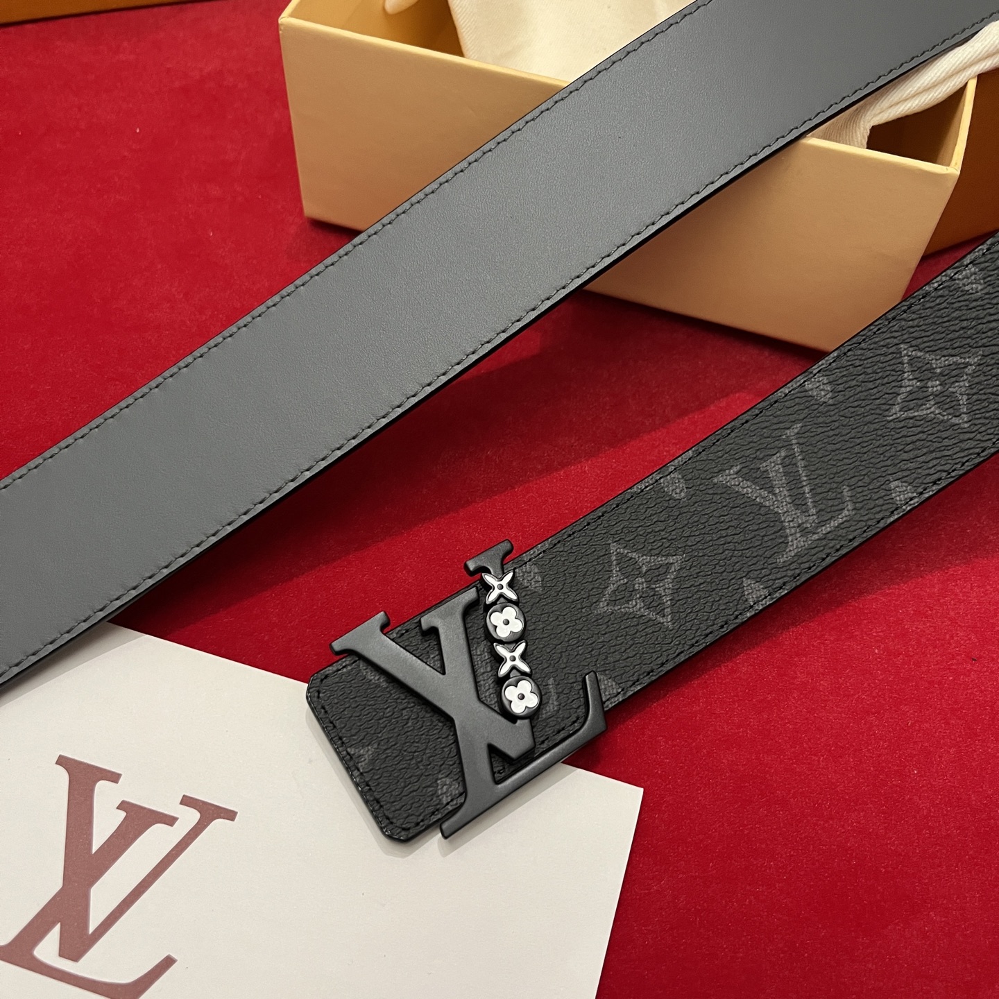 Louis Vuitton 宽 4cm · 代购级 LV男士最新頂級腰帶 寬度40毫米 皮帶一面為訂製帆布面料 另一面為進口原廠小牛皮 雙面可用 配置經典字母搭扣 頂級工藝 質感超好